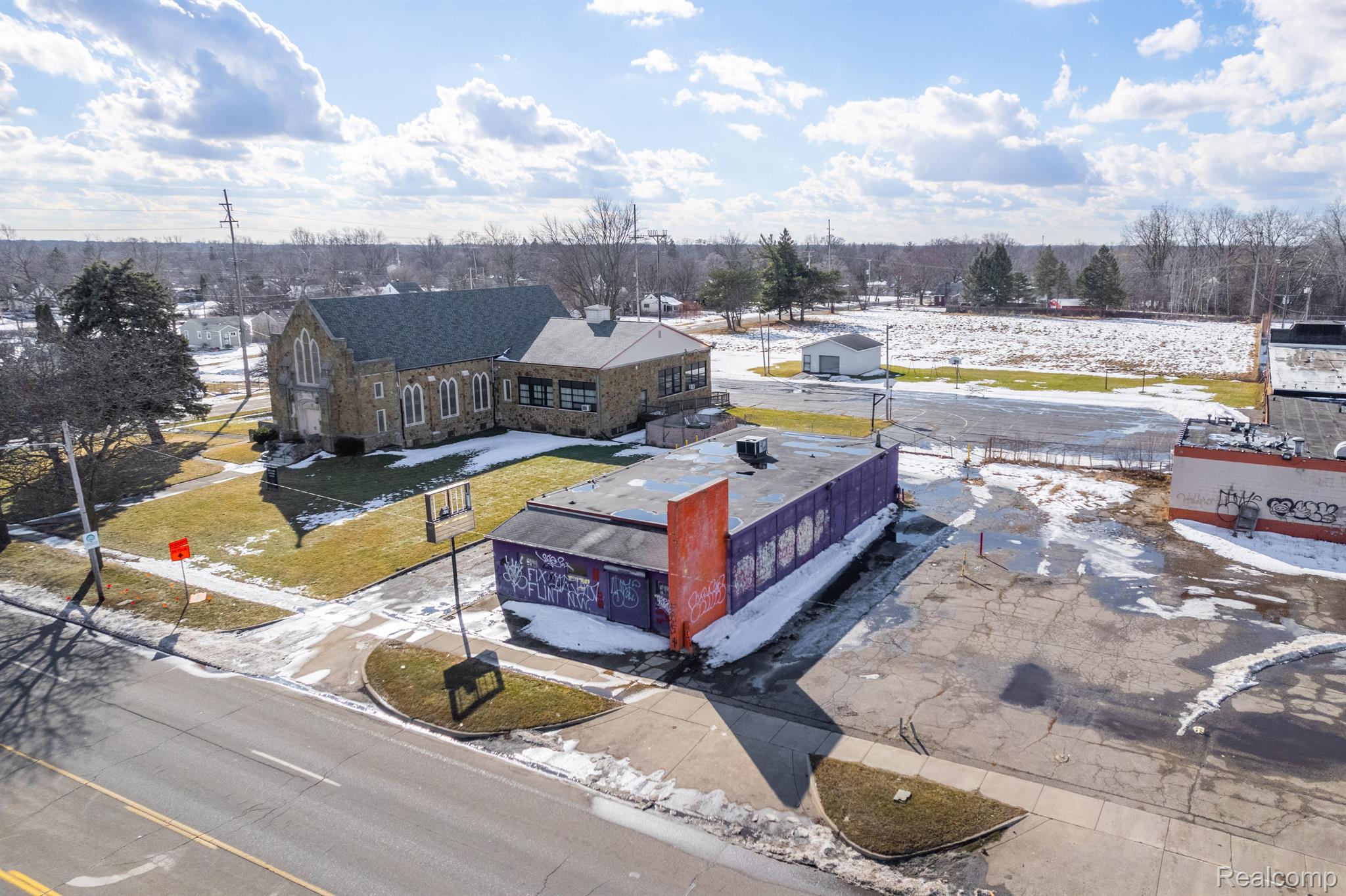 6925 N Saginaw St Property Photo 1