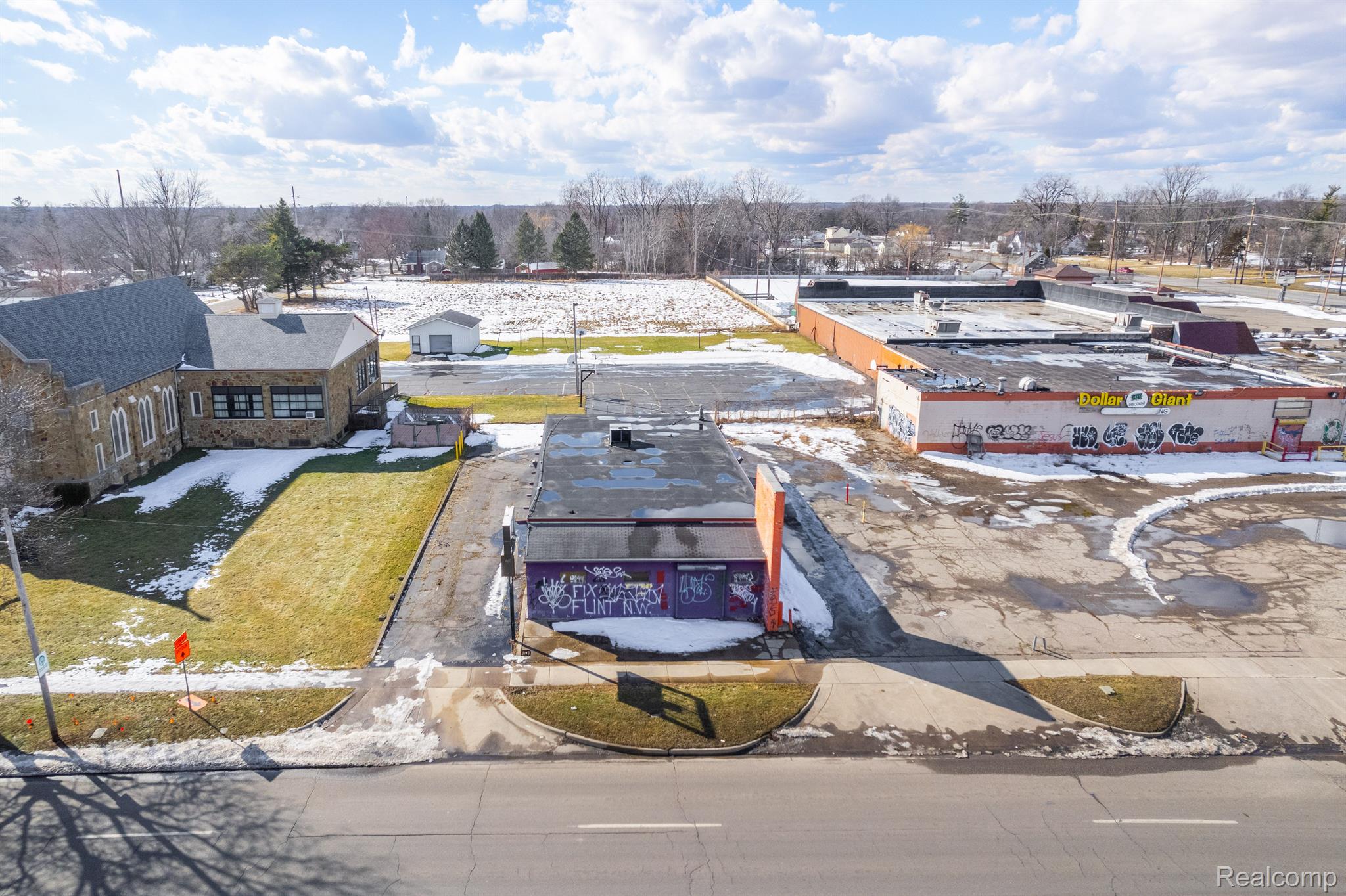6925 N Saginaw St Property Photo 2