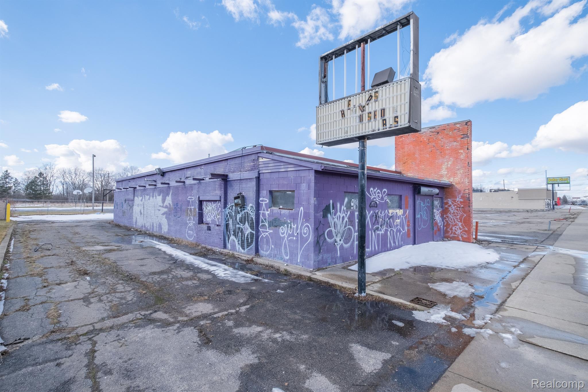 6925 N Saginaw St Property Photo 4