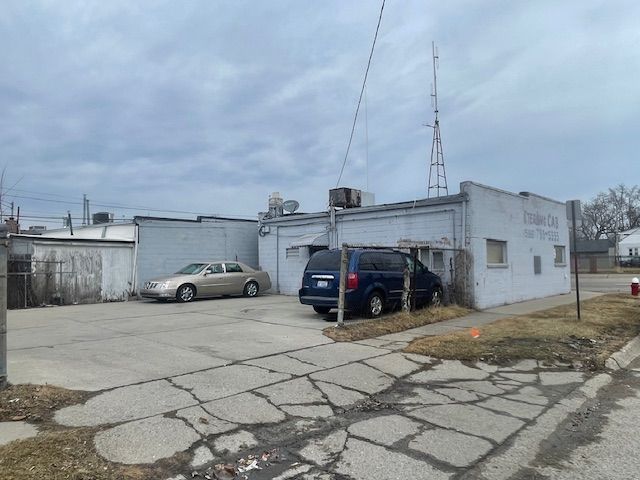 21605 Van Dyke Ave Property Photo 3