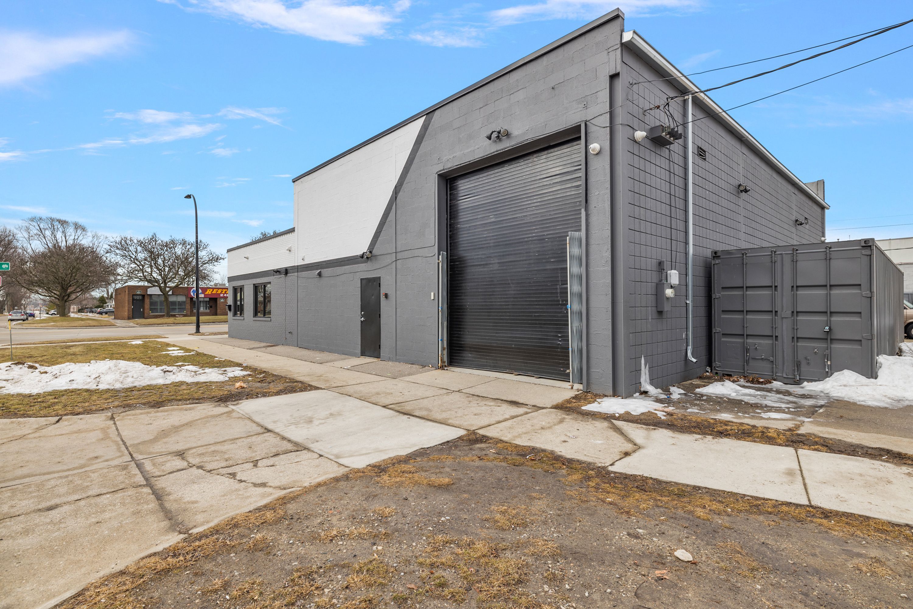 906 W 11 Mile Rd E Property Photo 32