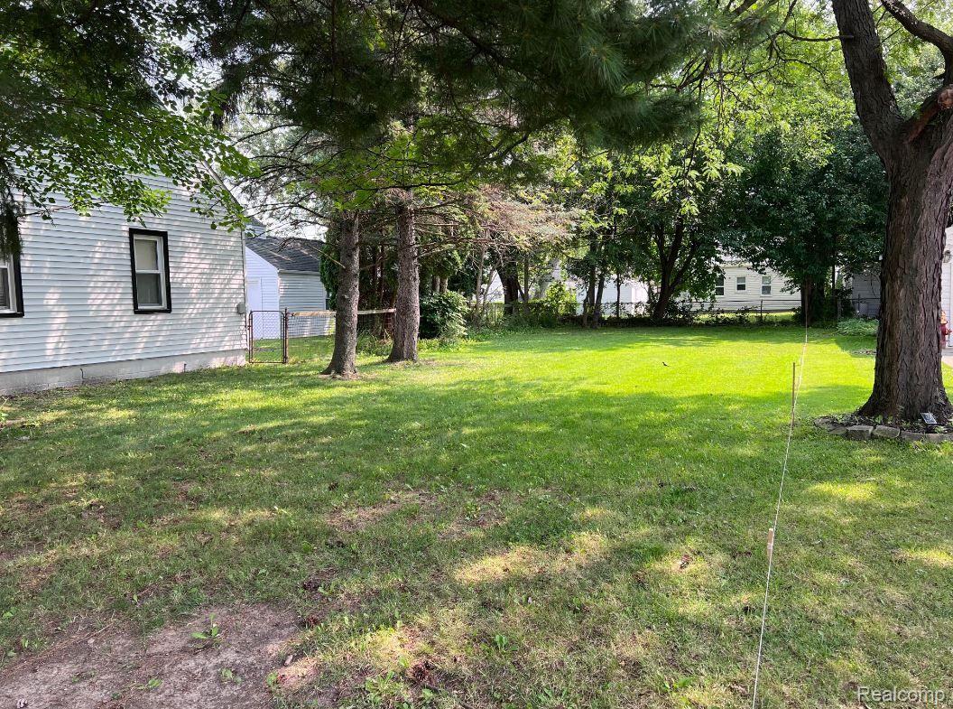22106 Donald Ave Property Photo 4