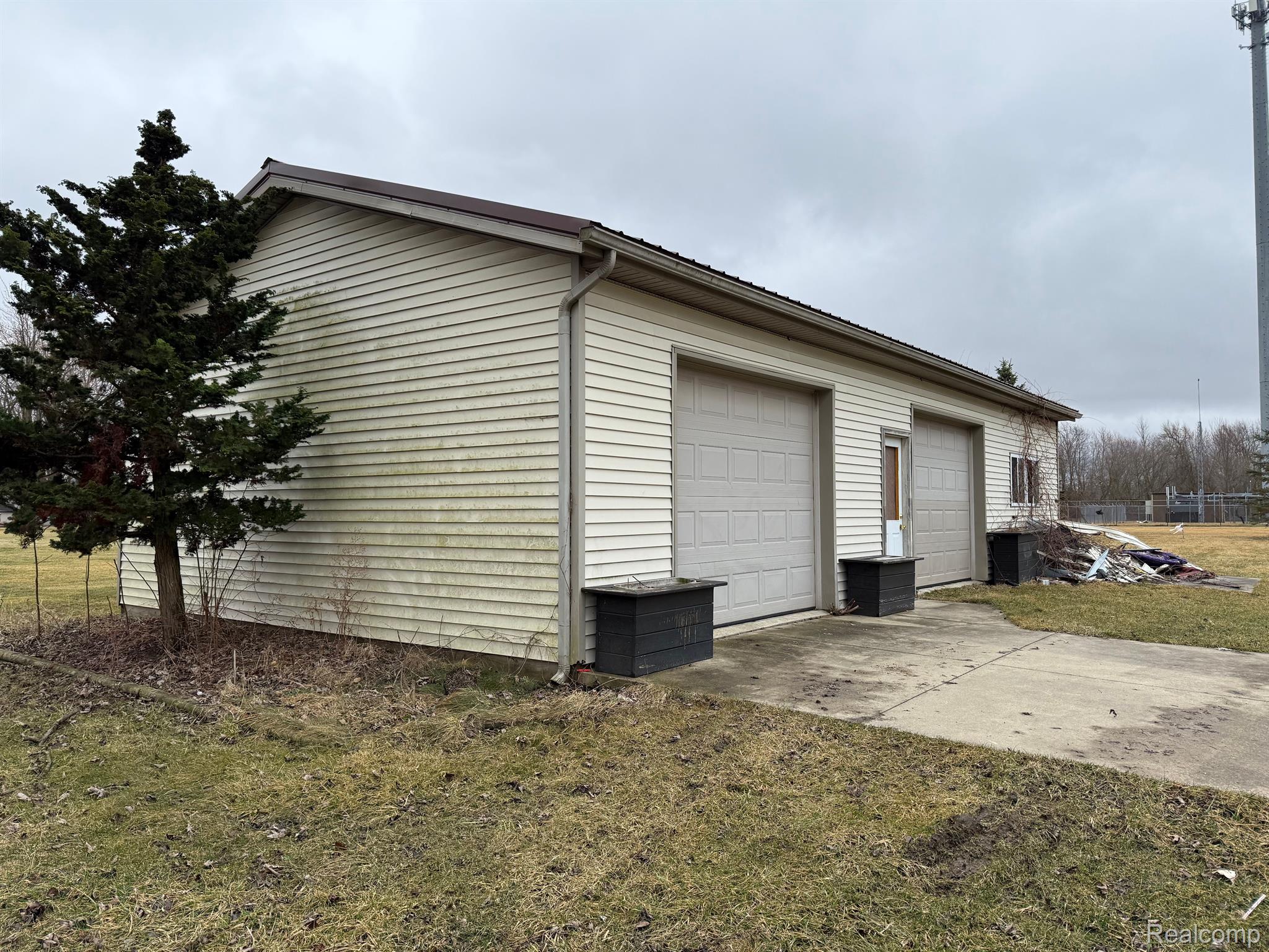 4063 Main St Property Photo 3