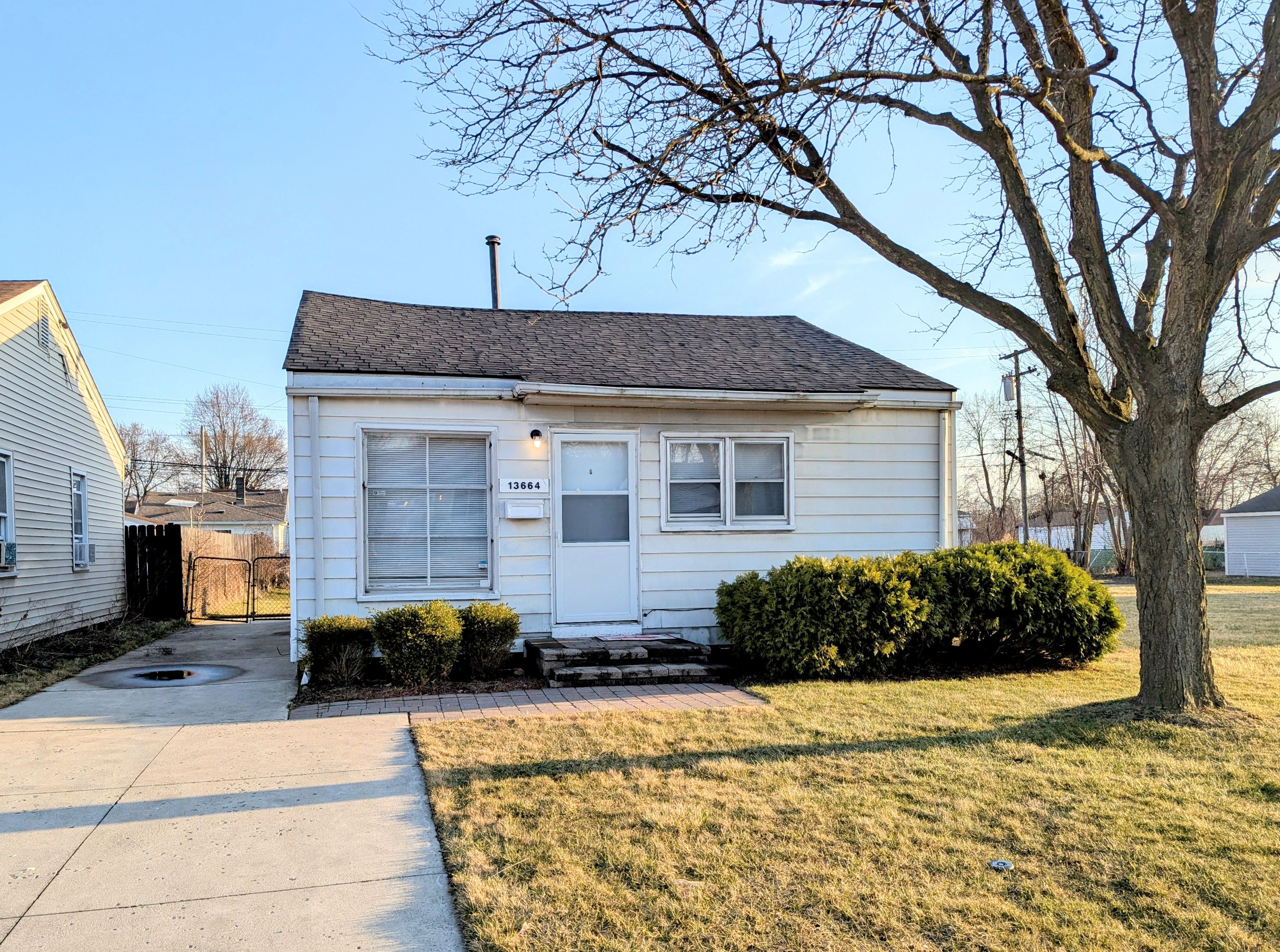 13664 KNOX AVE Property Photo 1