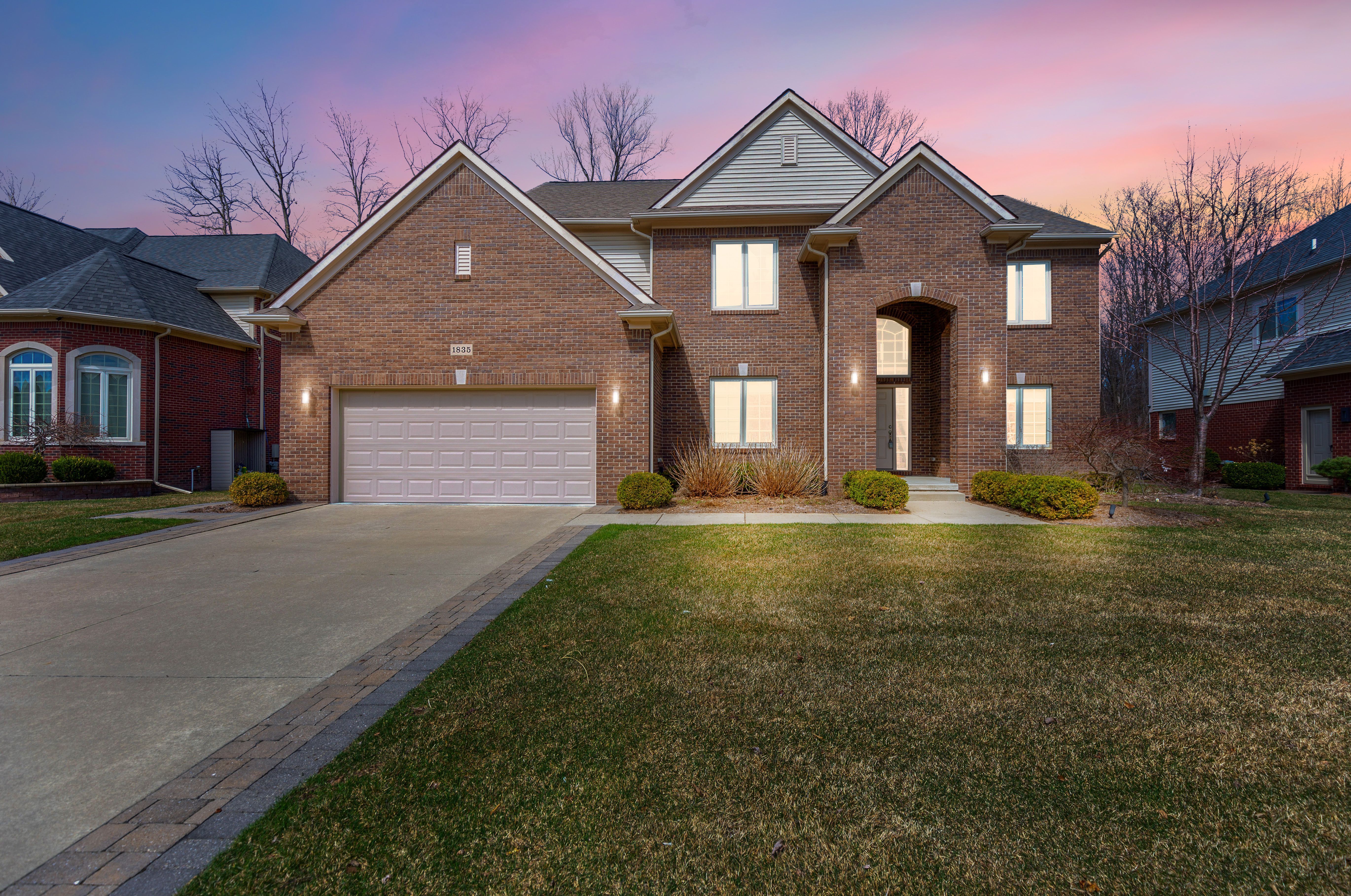 1835 OAK FOREST DR E Property Photo 1