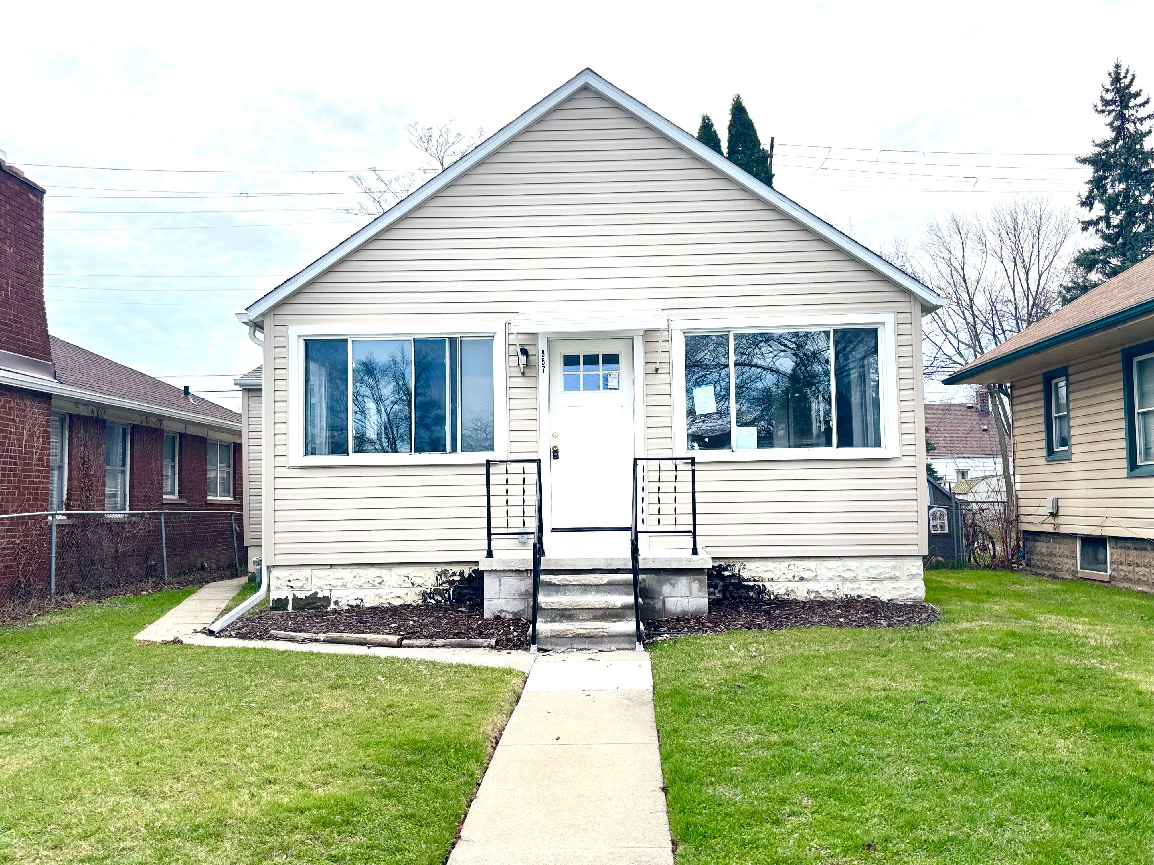 557 WHITE AVE Property Image