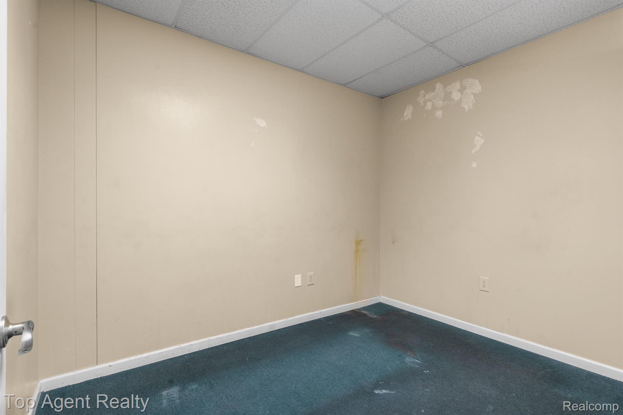 33241 Mound Rd Property Photo 11