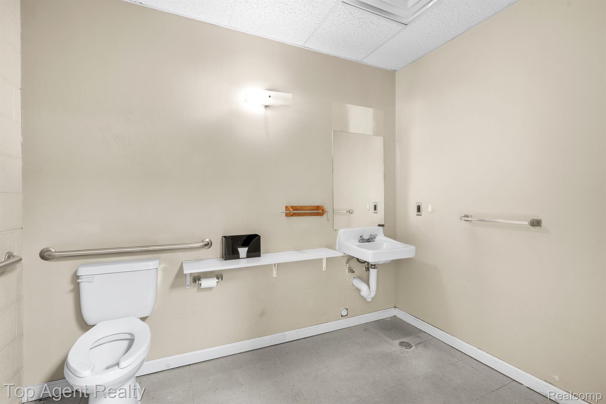 33241 Mound Rd Property Photo 17