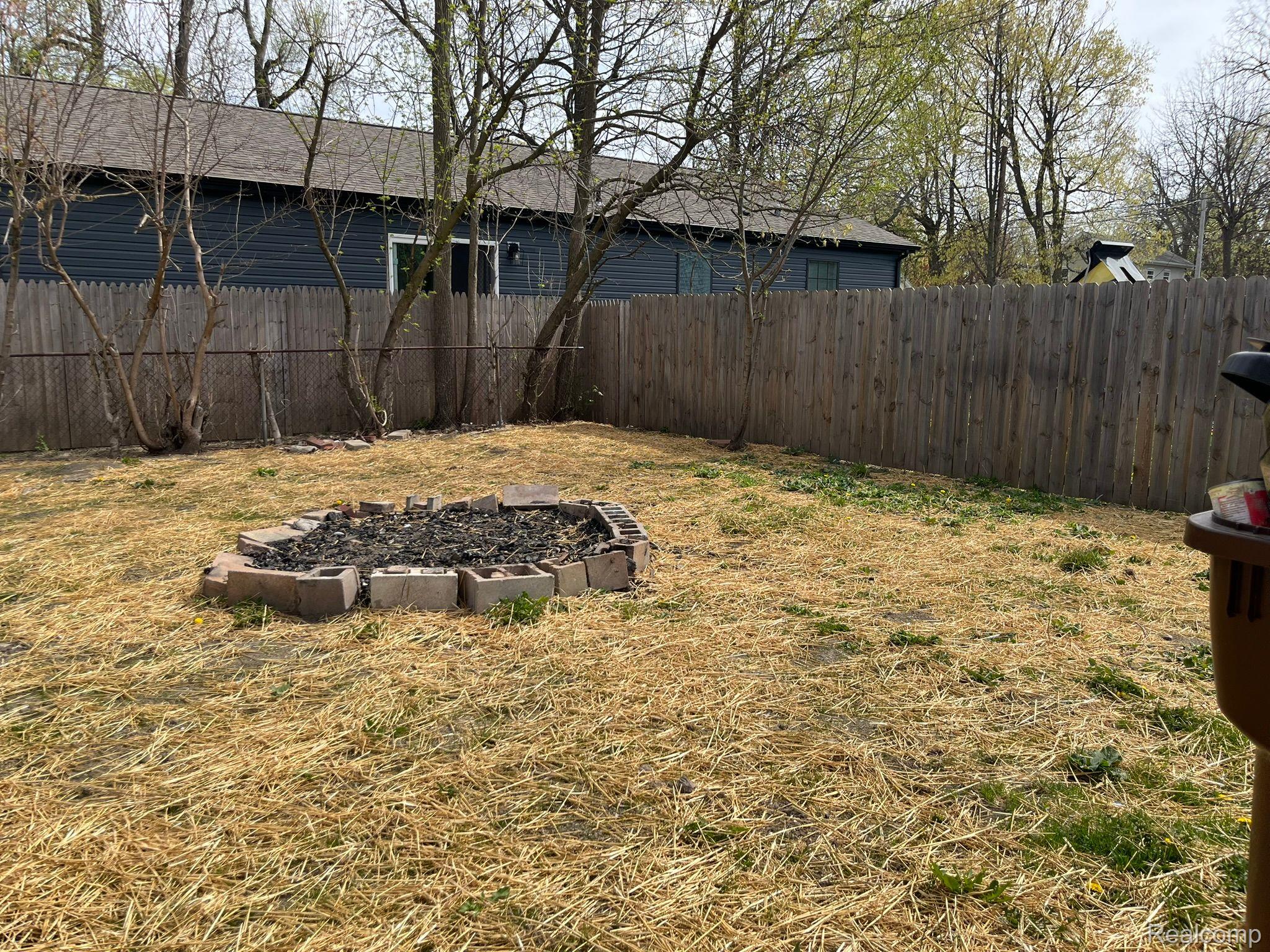 417 E Hunt St Property Photo 33