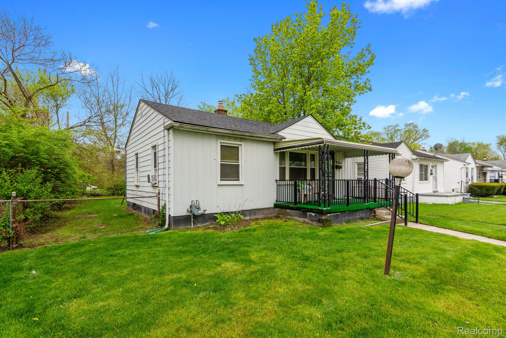 26631 New York St Property Photo 3