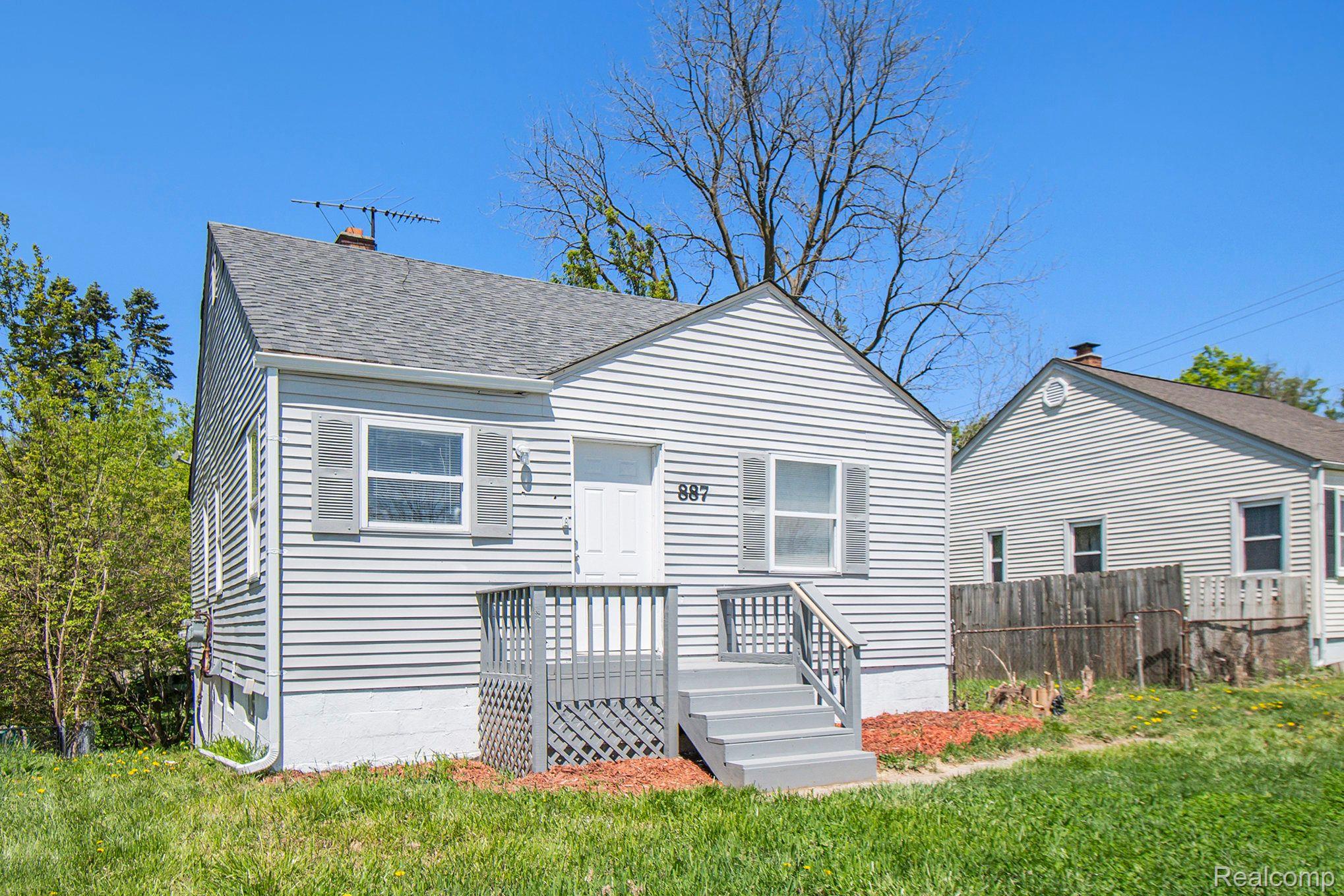 887 University Dr Property Photo 3