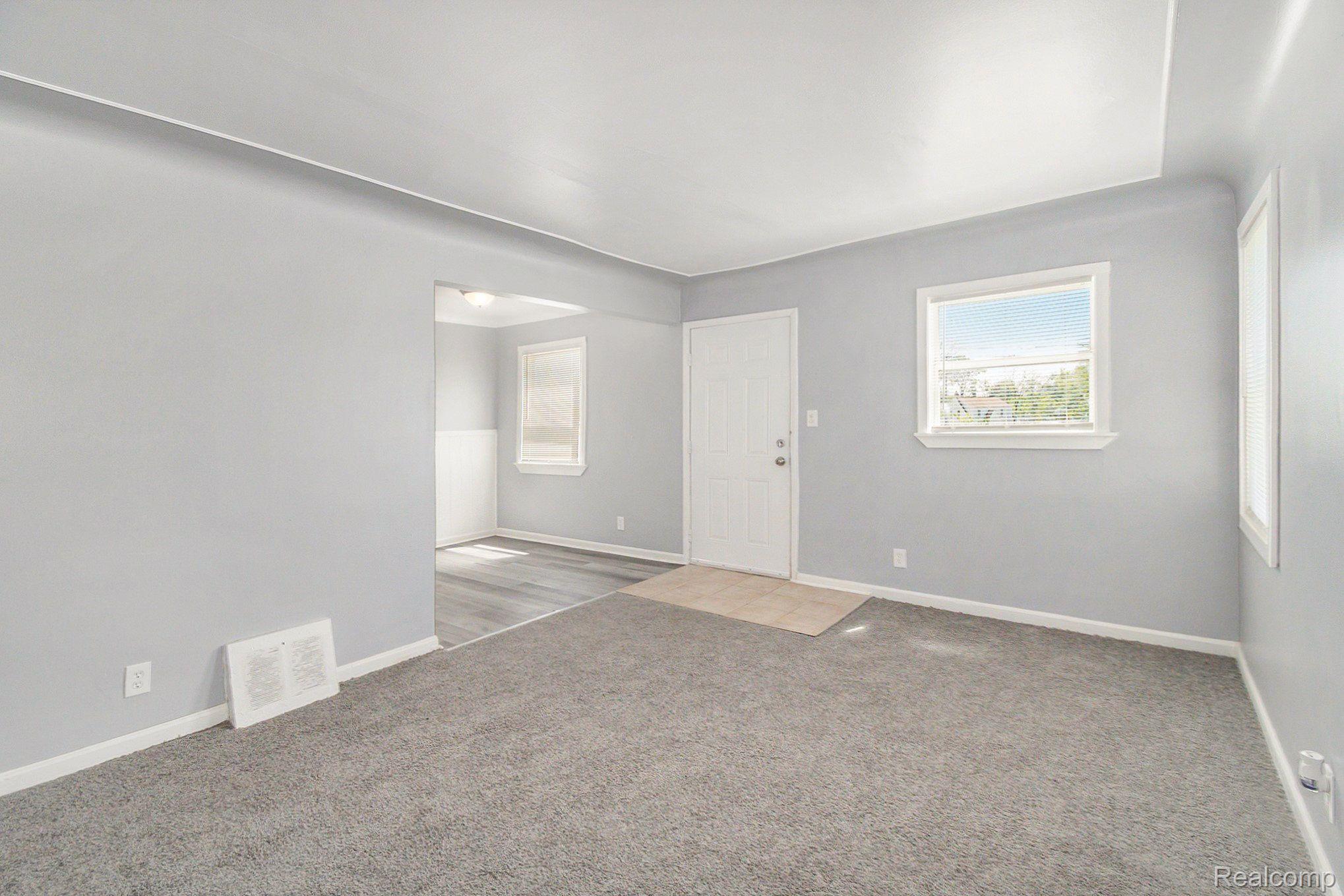 887 University Dr Property Photo 5