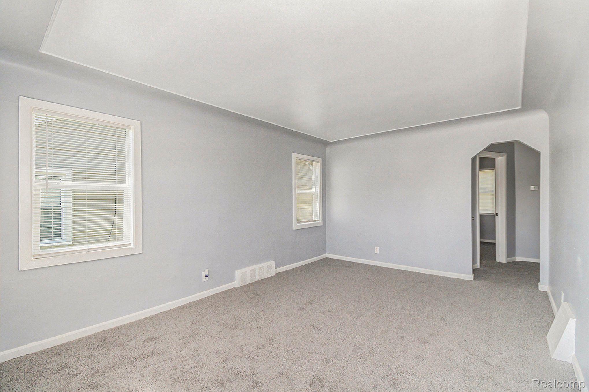 887 University Dr Property Photo 6