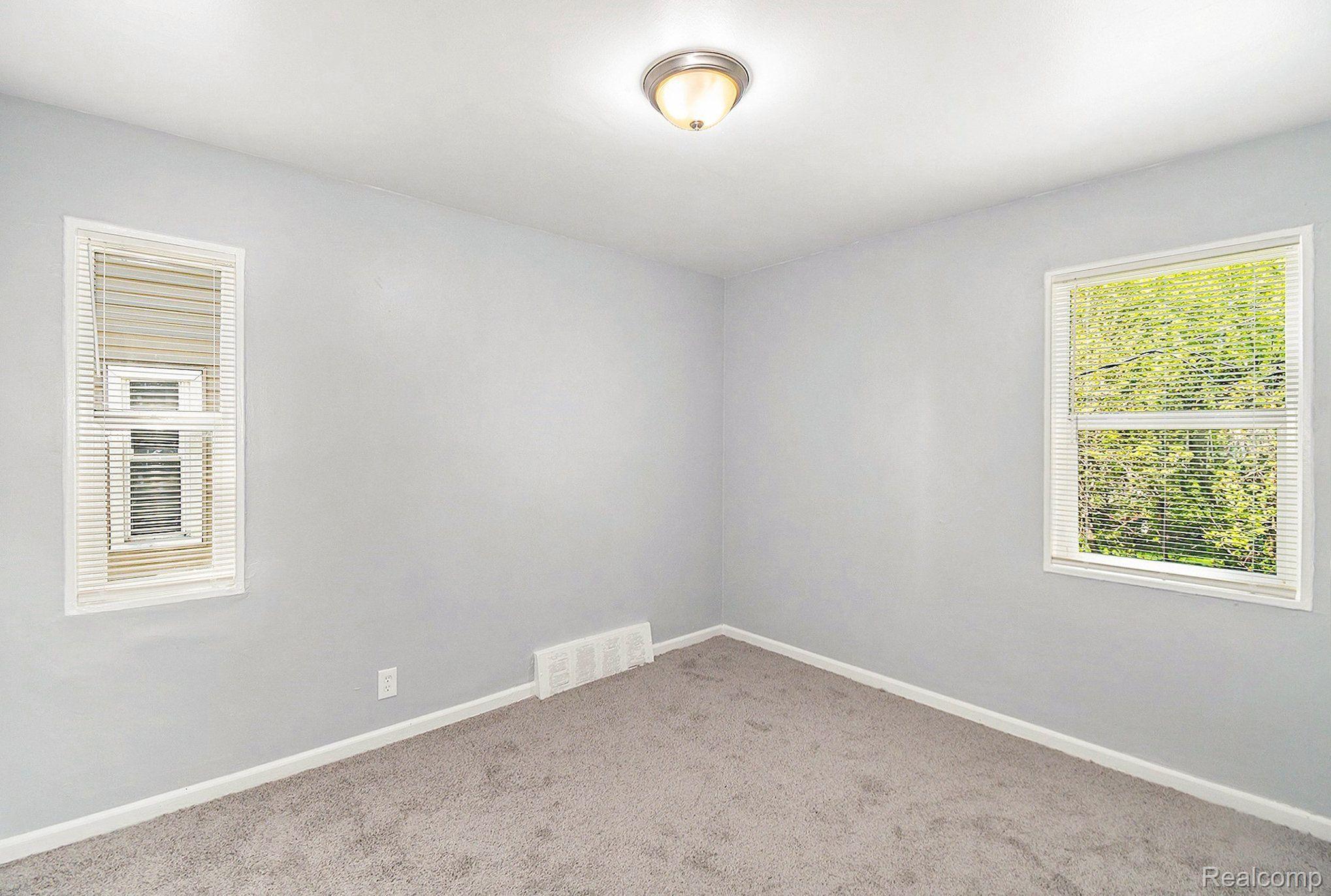887 University Dr Property Photo 10