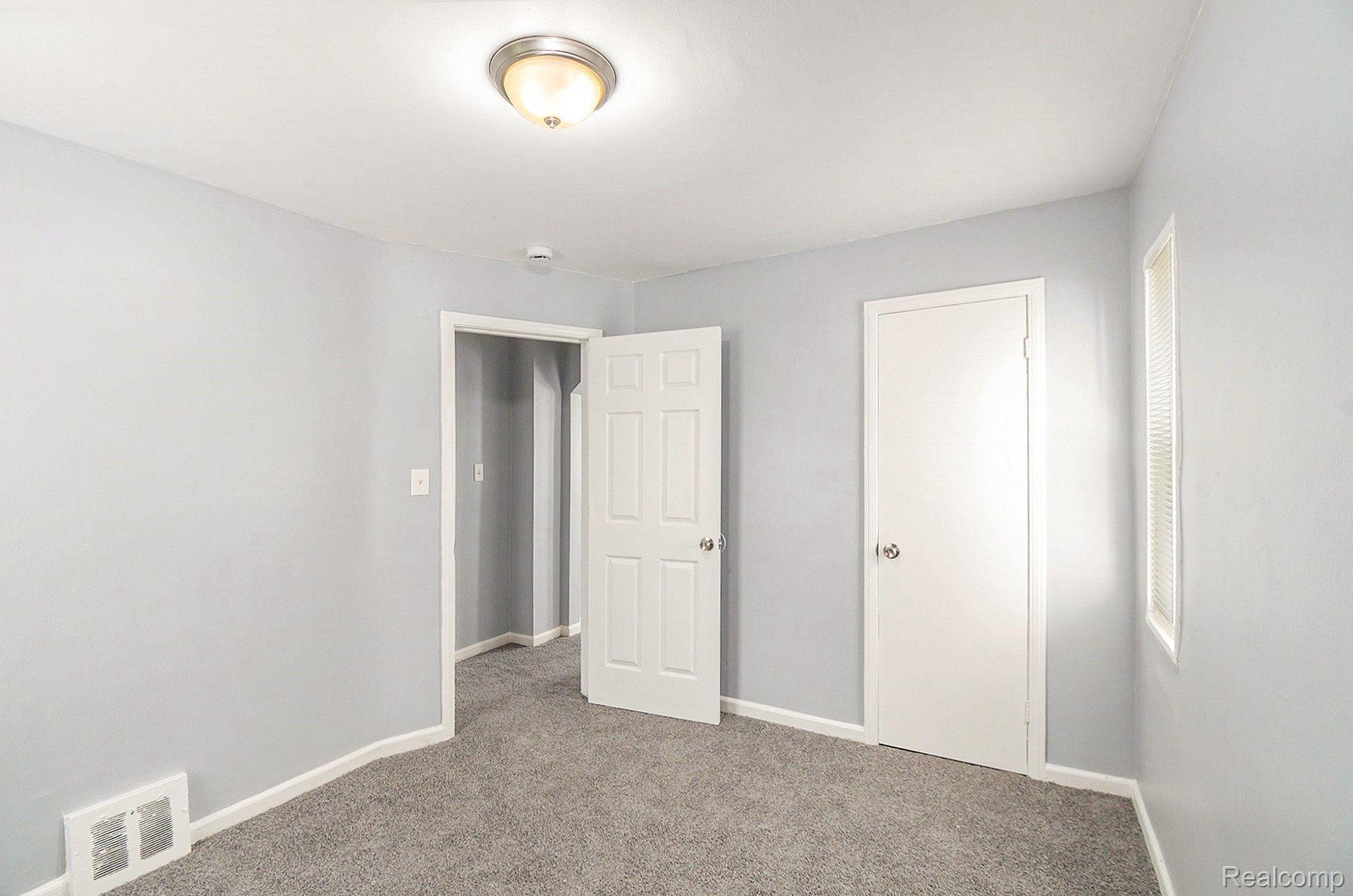 887 University Dr Property Photo 11