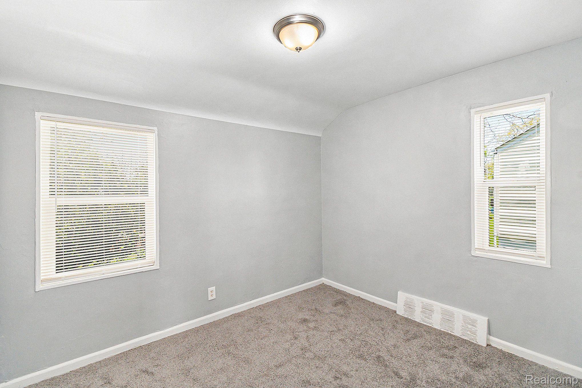 887 University Dr Property Photo 12