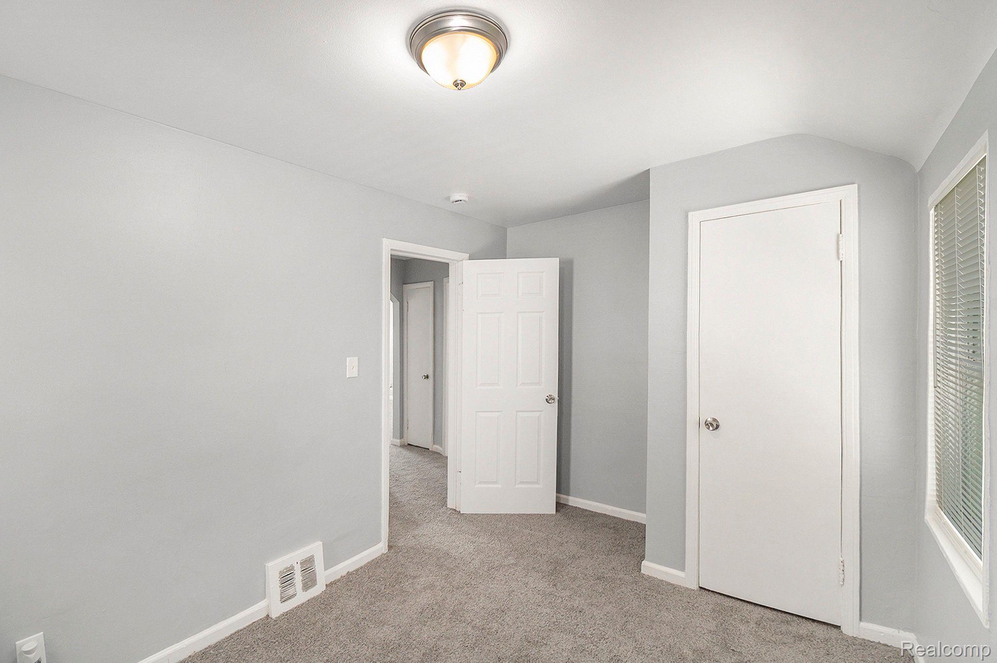887 University Dr Property Photo 13