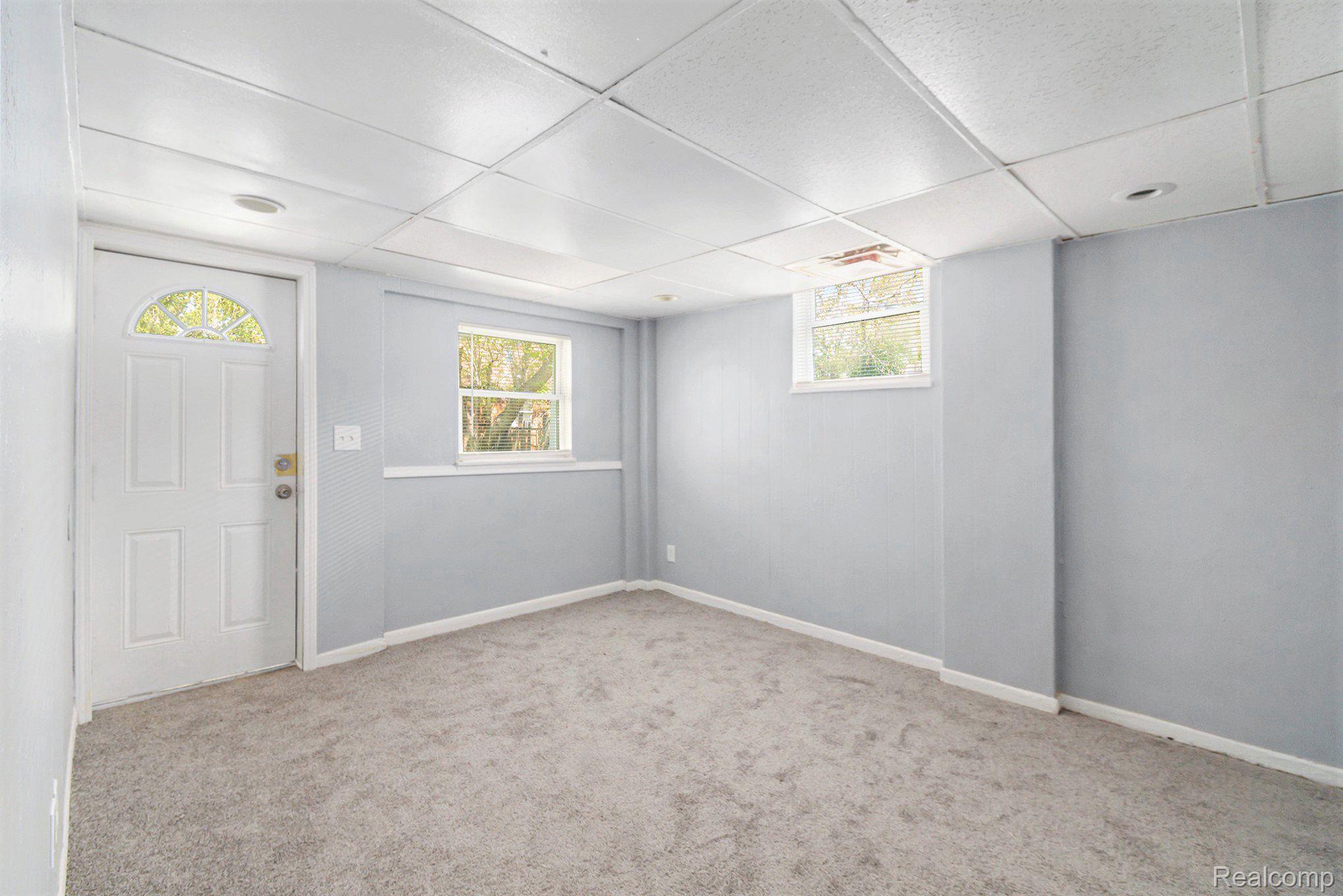 887 University Dr Property Photo 15