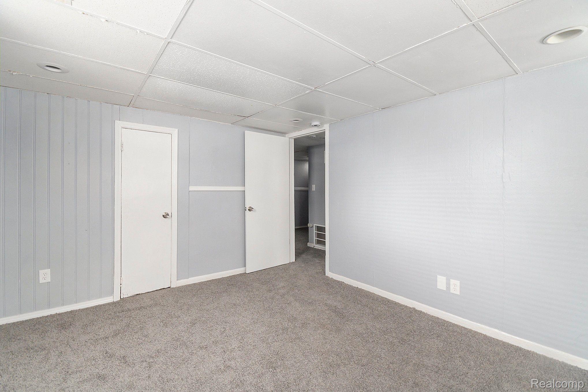 887 University Dr Property Photo 16