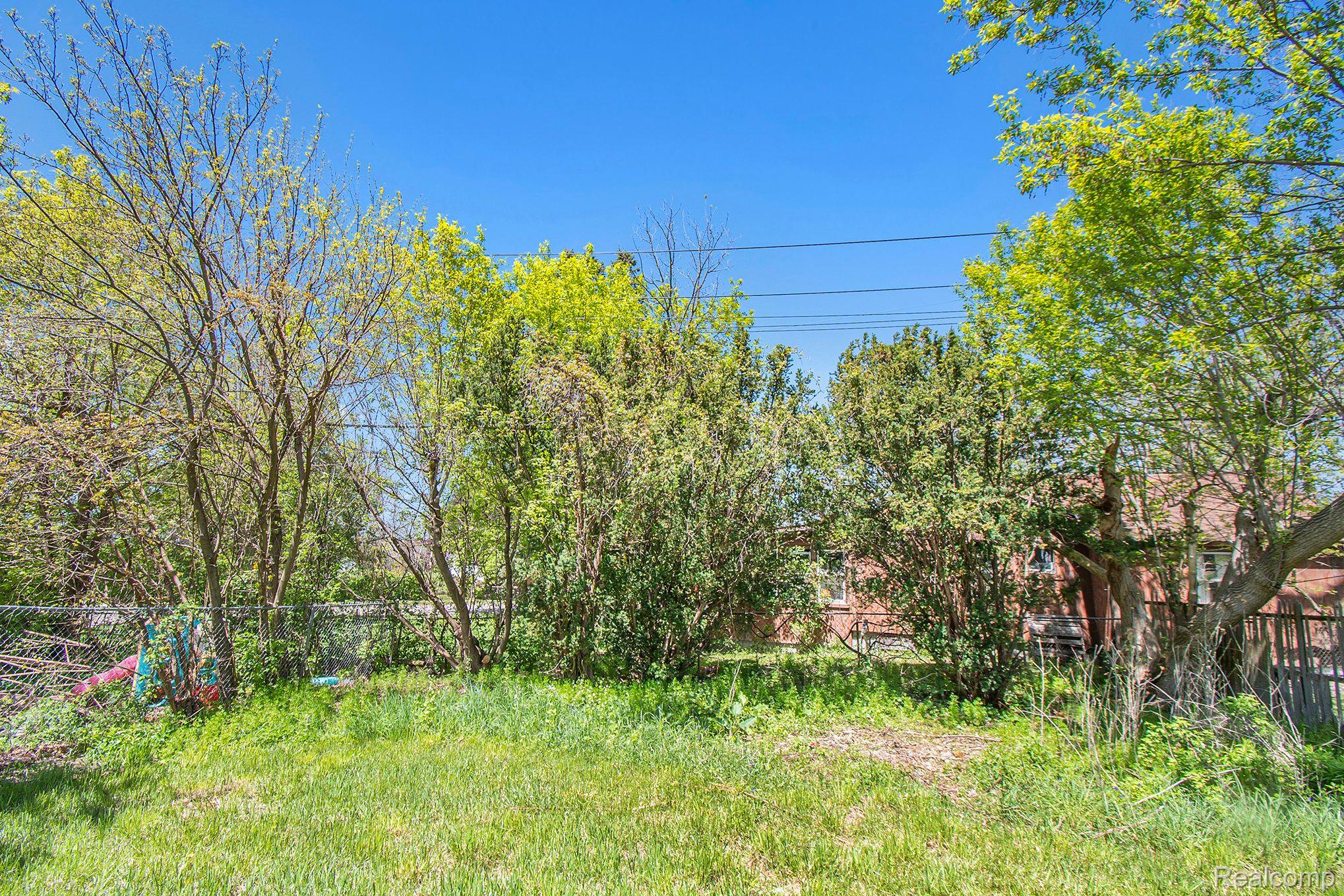 887 University Dr Property Photo 24