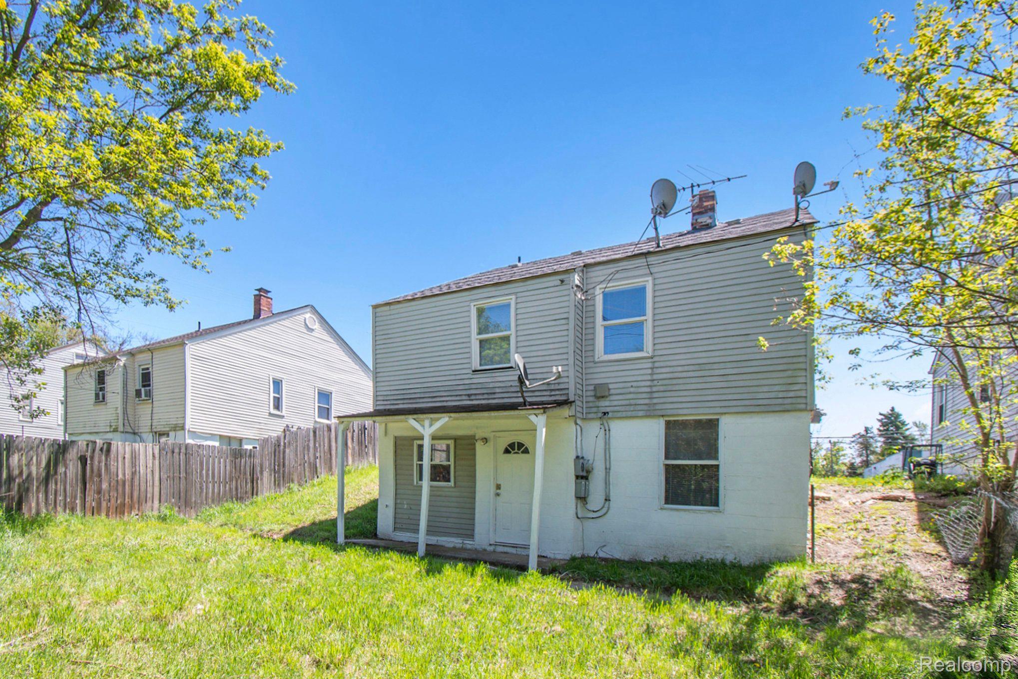 887 University Dr Property Photo 25