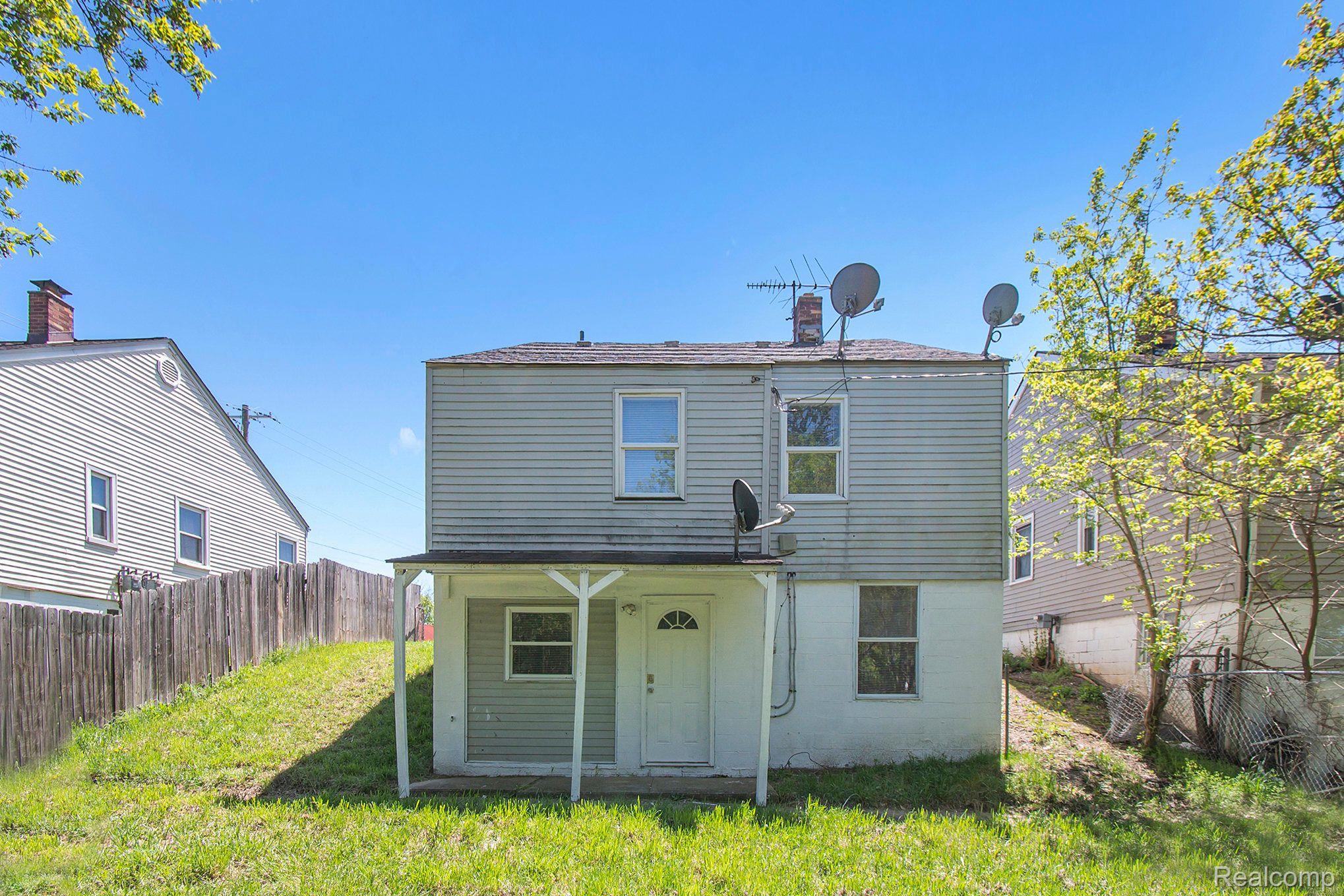 887 University Dr Property Photo 26