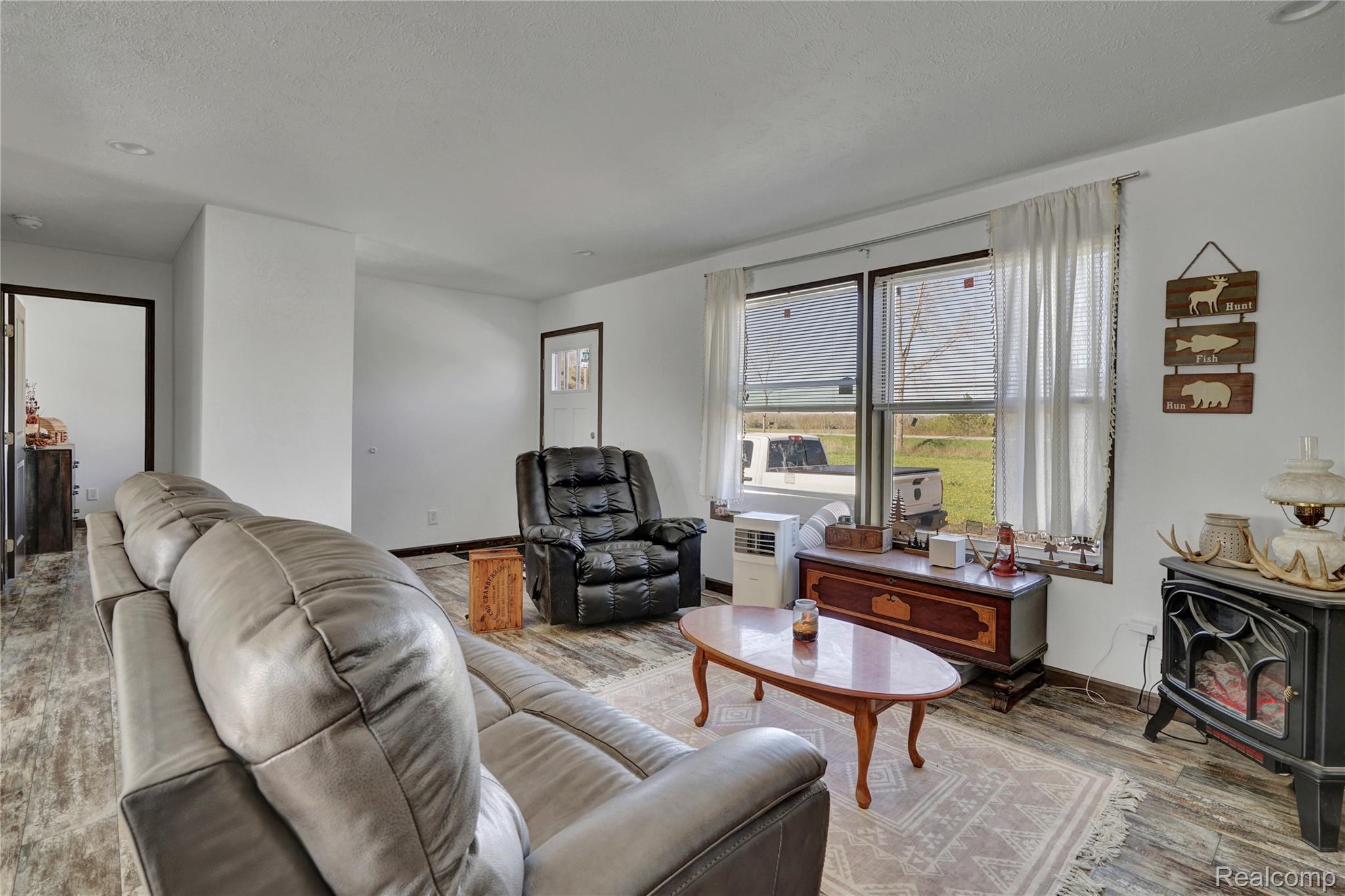7376 Capac Rd Property Photo 7
