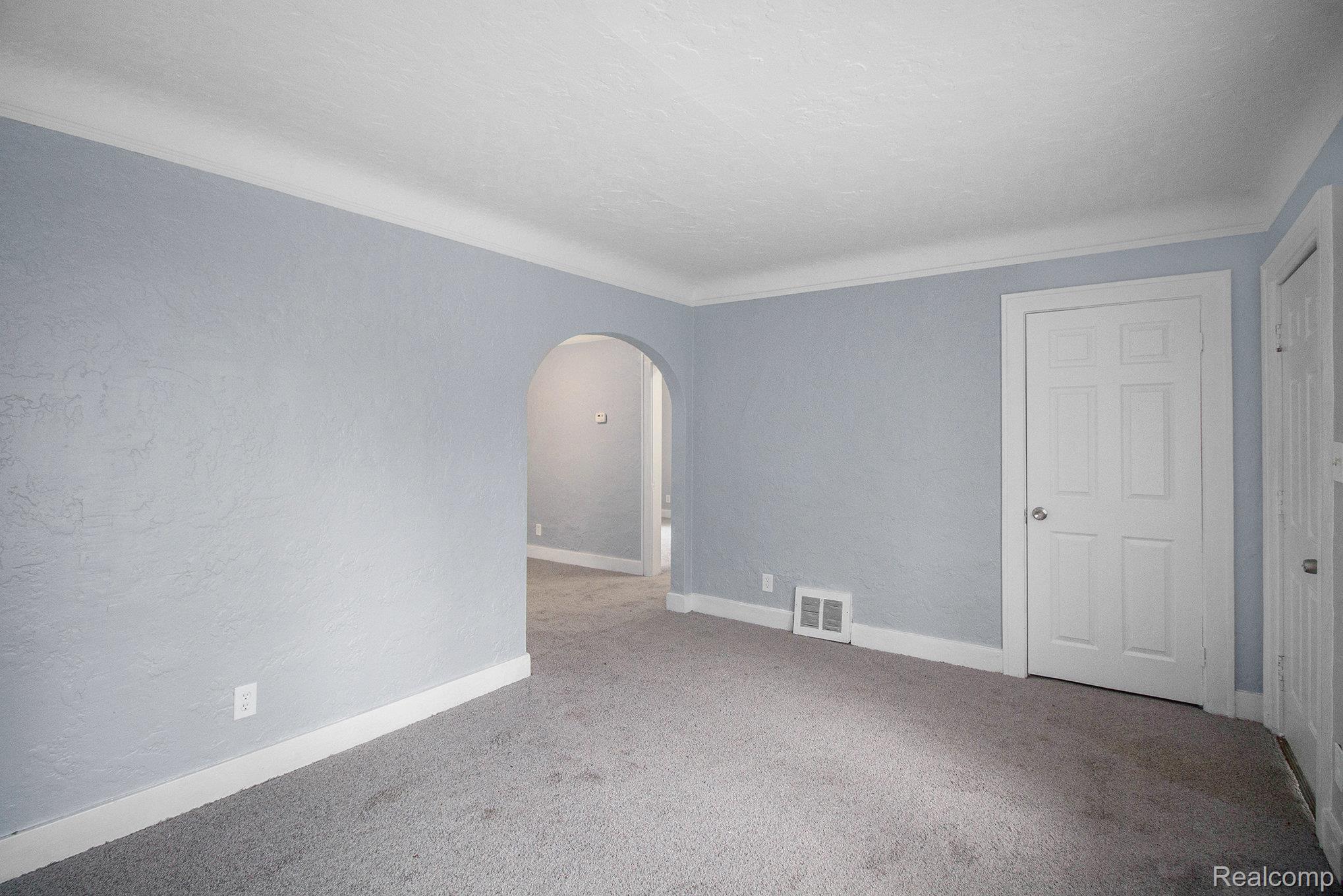 570 E Kennett Rd Property Photo 6