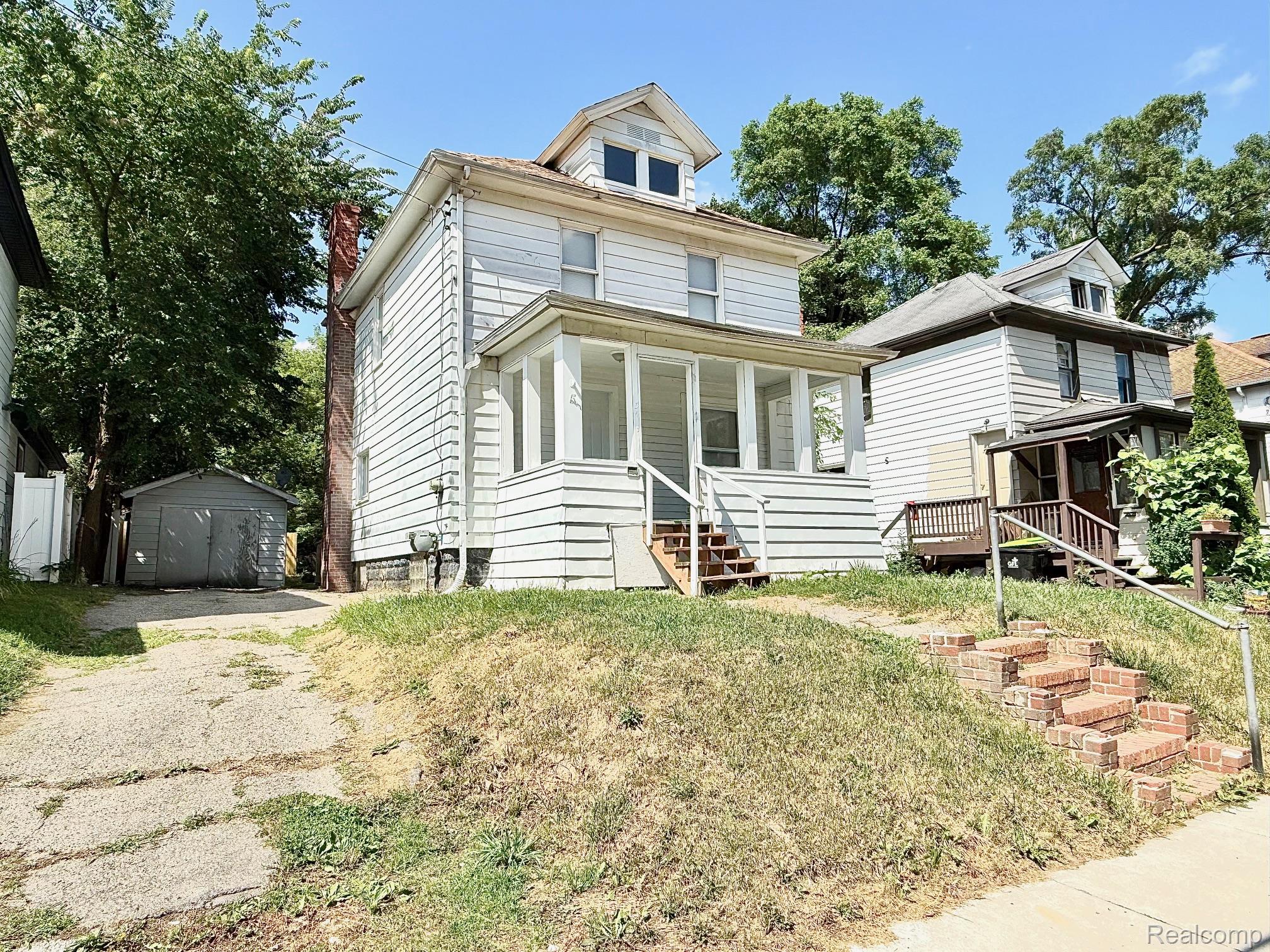 54 Hudson Ave Property Photo 3
