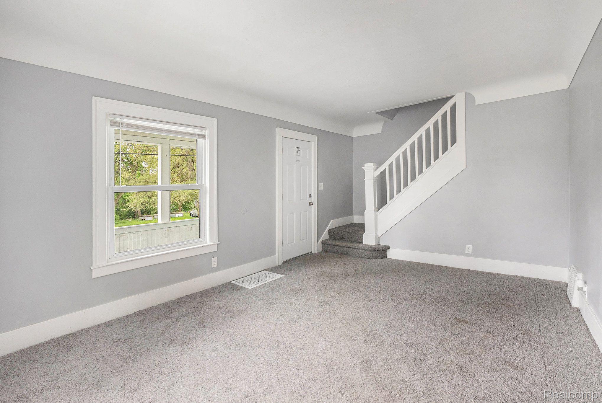 54 Hudson Ave Property Photo 6