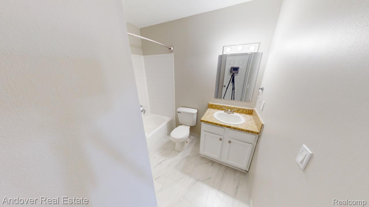 500 E Monroe Street Property Photo 7