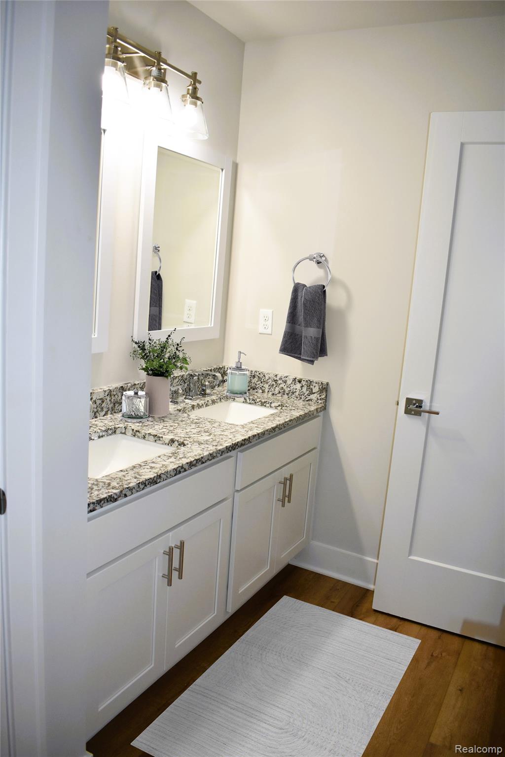 2627 Hampton Circle Property Photo 4