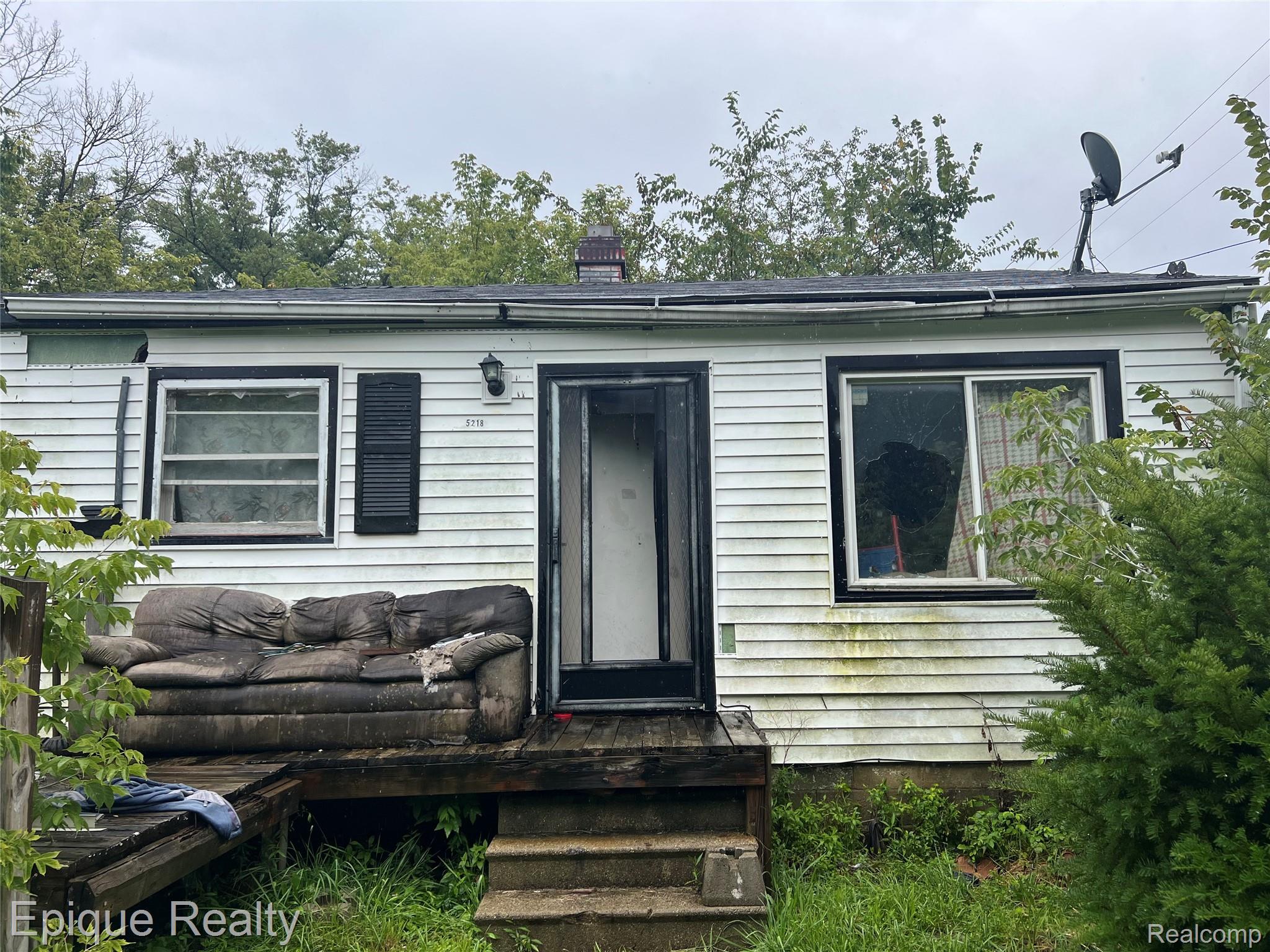5218 Summit Street Property Photo 1