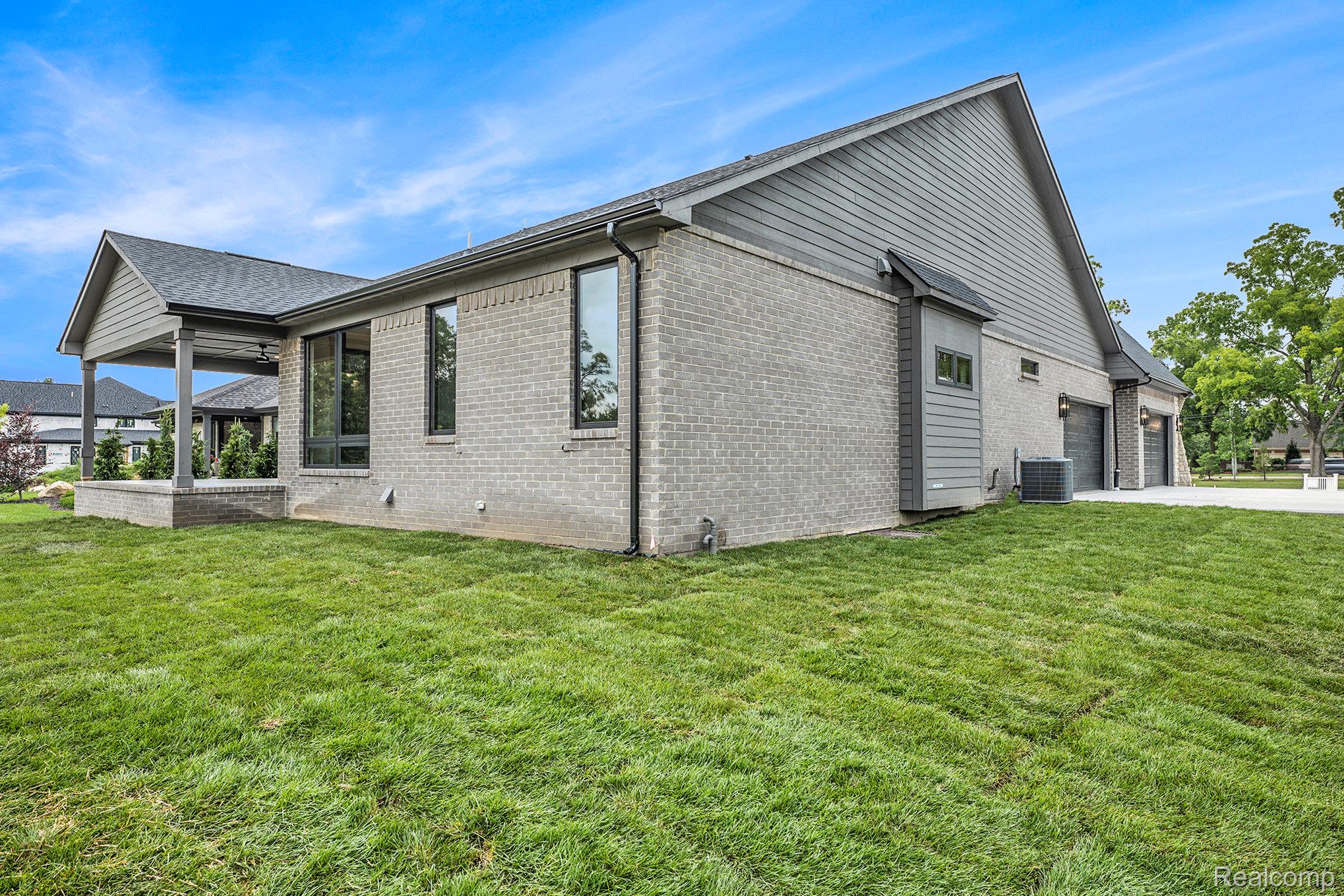12771 N Pointe Drive Property Photo 5