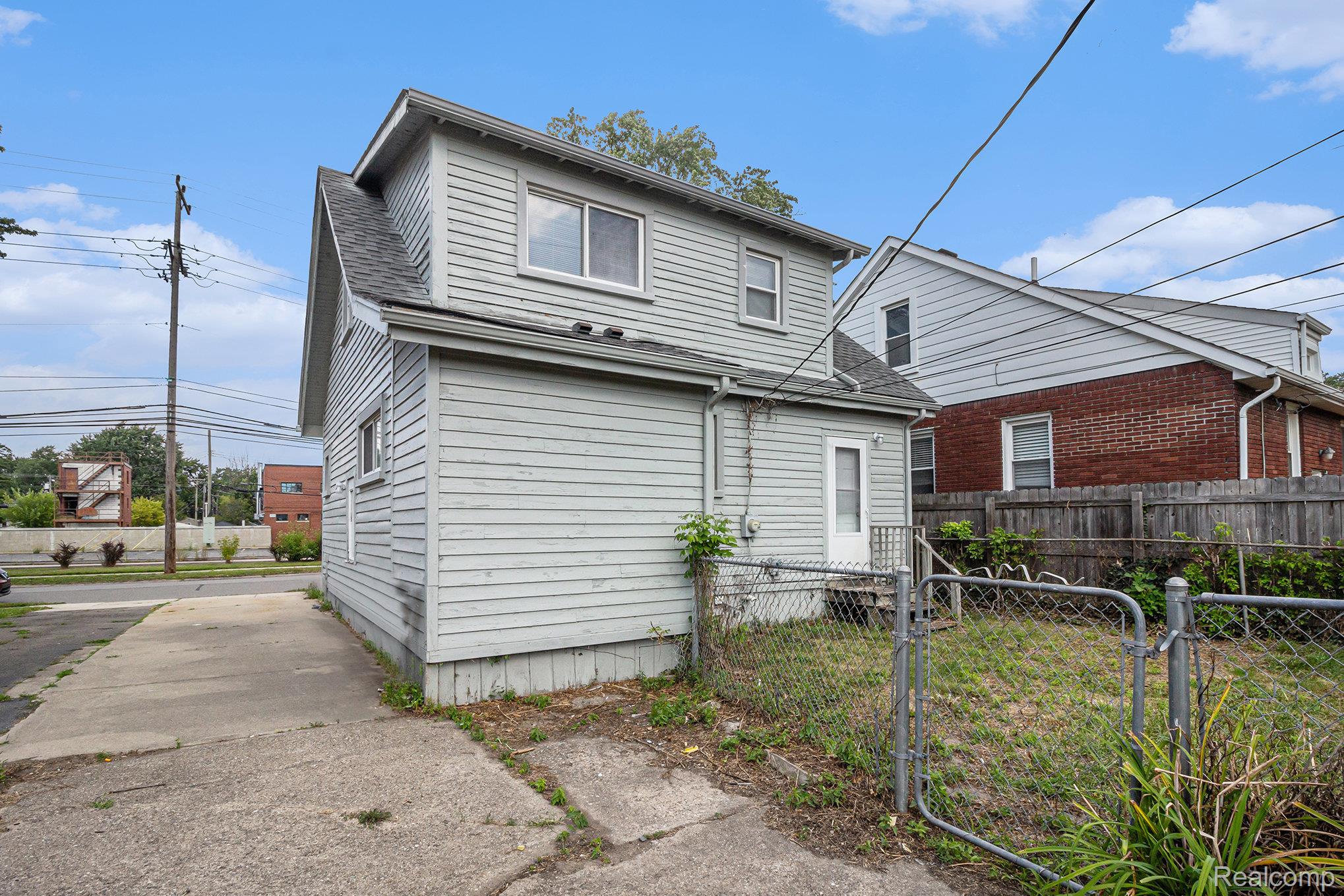 1054 E Troy Street Property Photo 23
