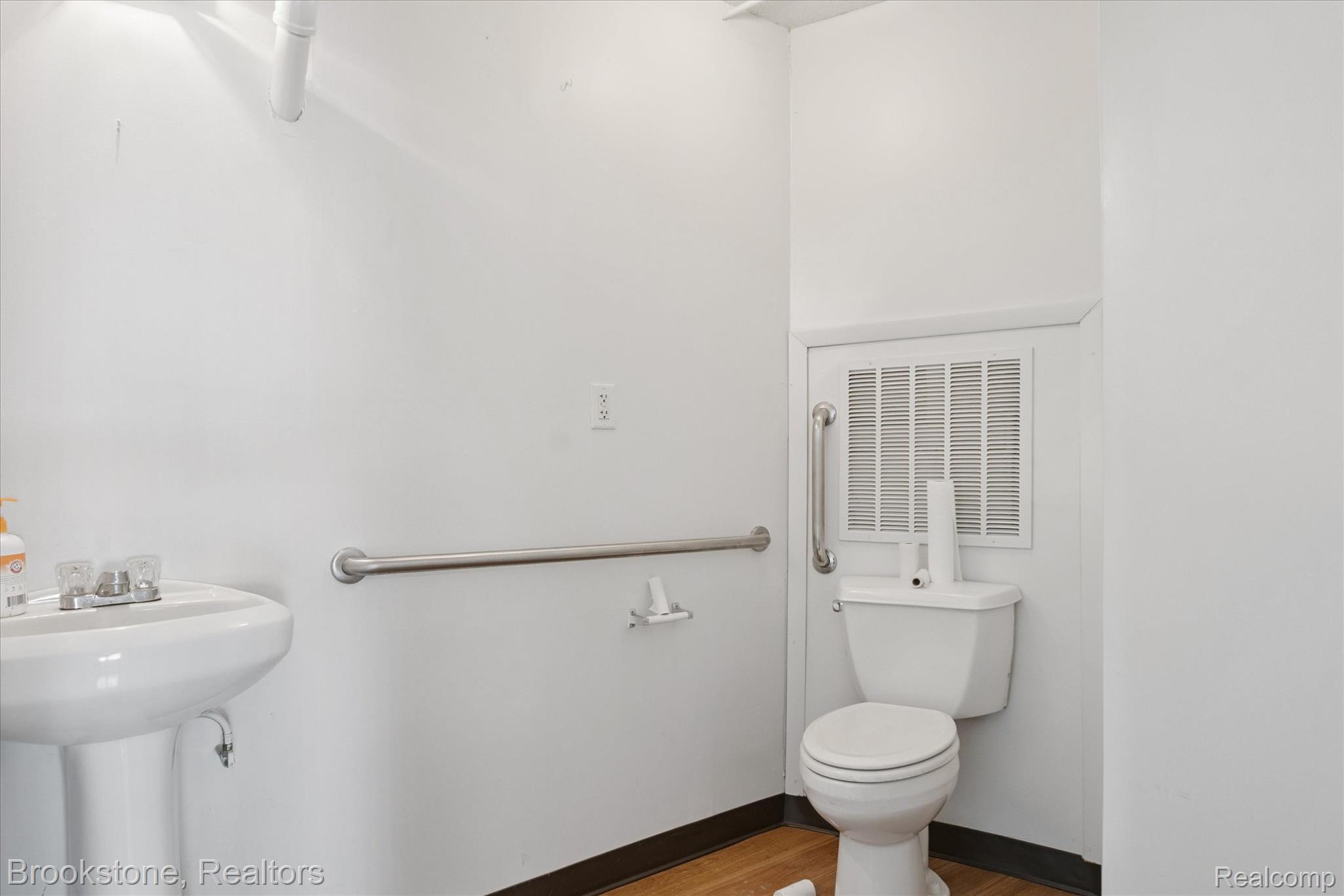 24450 Gratiot Avenue Property Photo 8