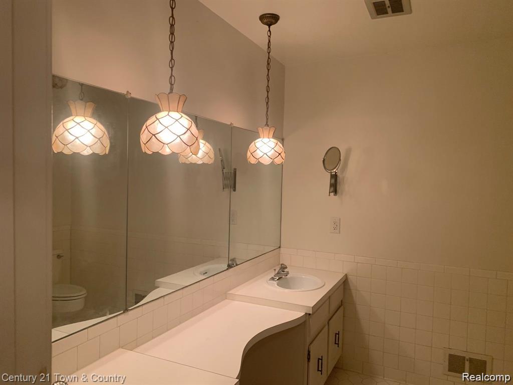42160 Woodward Avenue Avenue 8 Property Photo 15