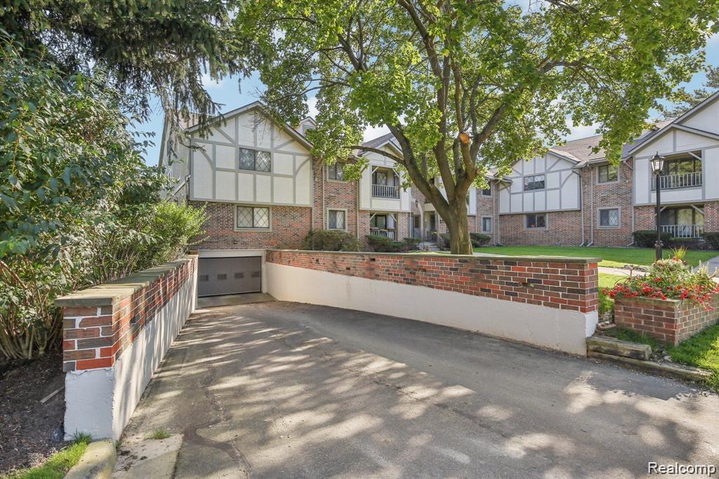 42160 Woodward Avenue Avenue 8 Property Photo 28
