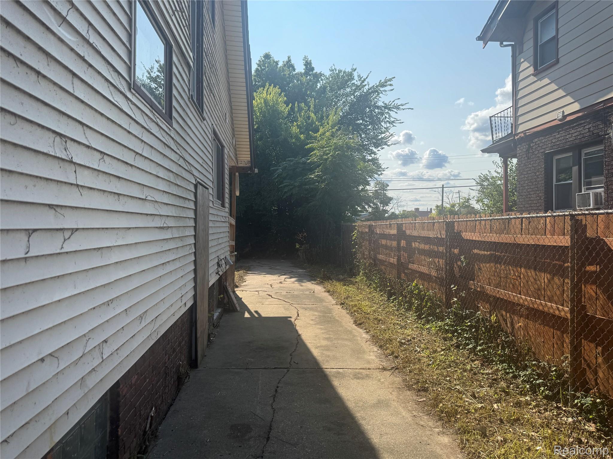 993 Algonquin Street Property Photo 4