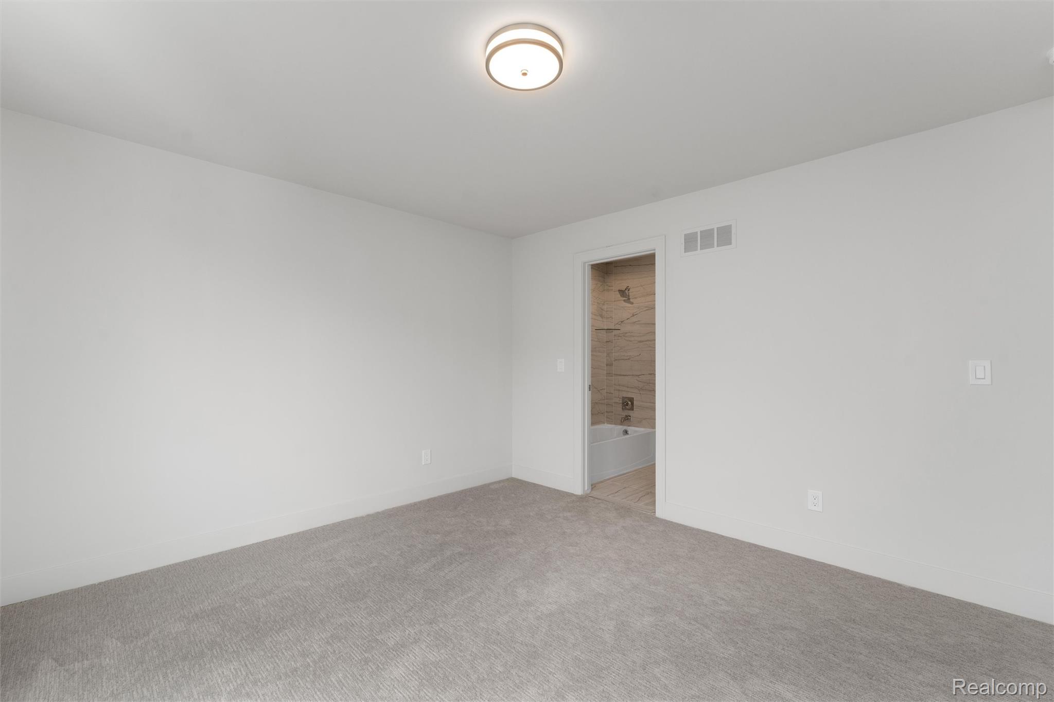 39 South Trail Court Property Photo 2