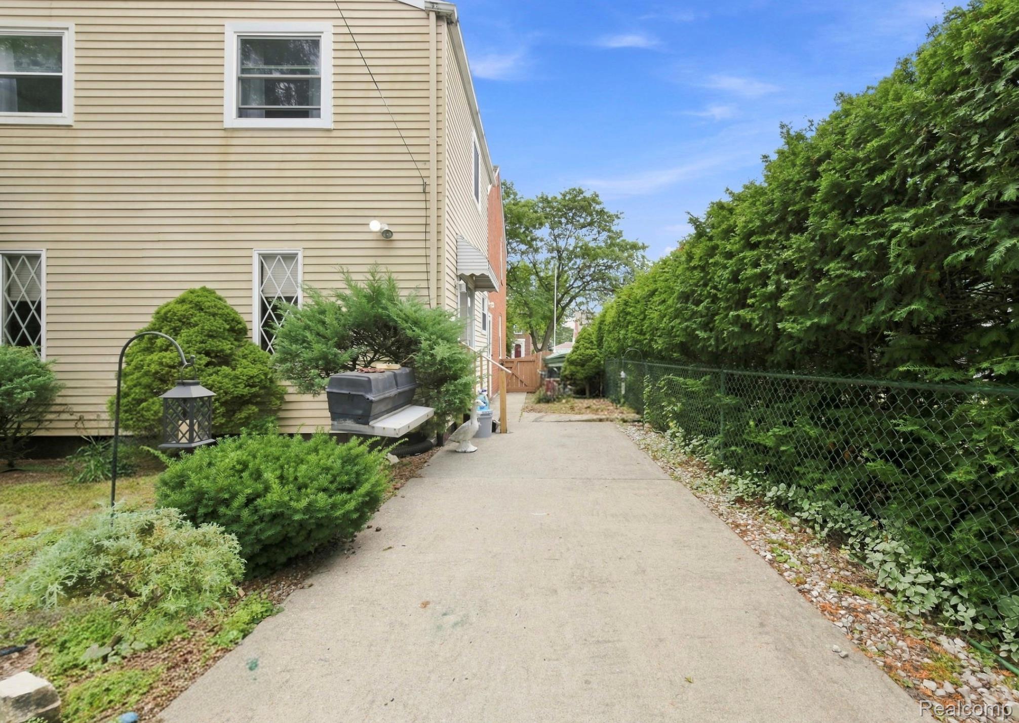 13200 Mercier Street Property Photo 6