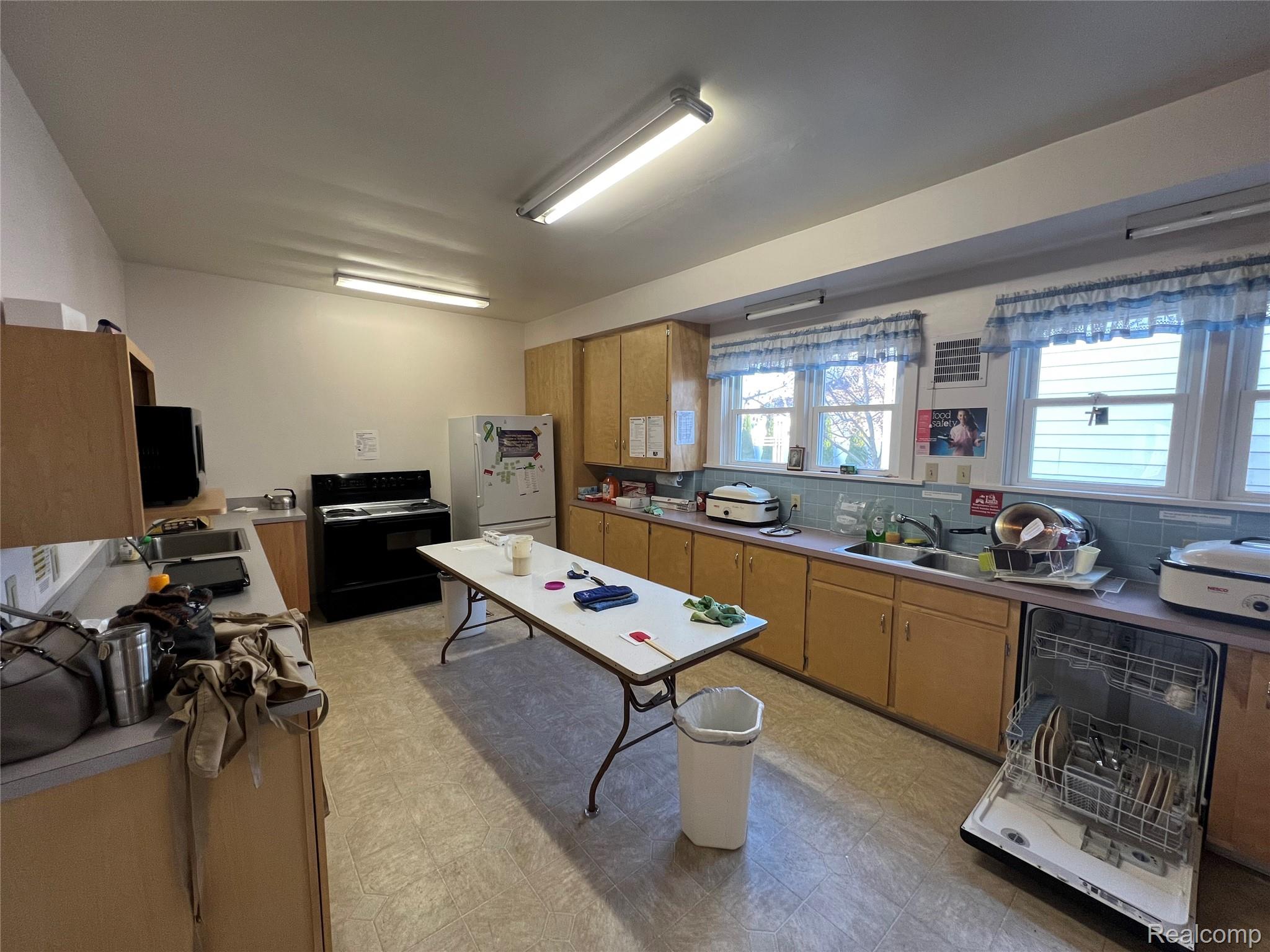 321 W John Street Property Photo 7