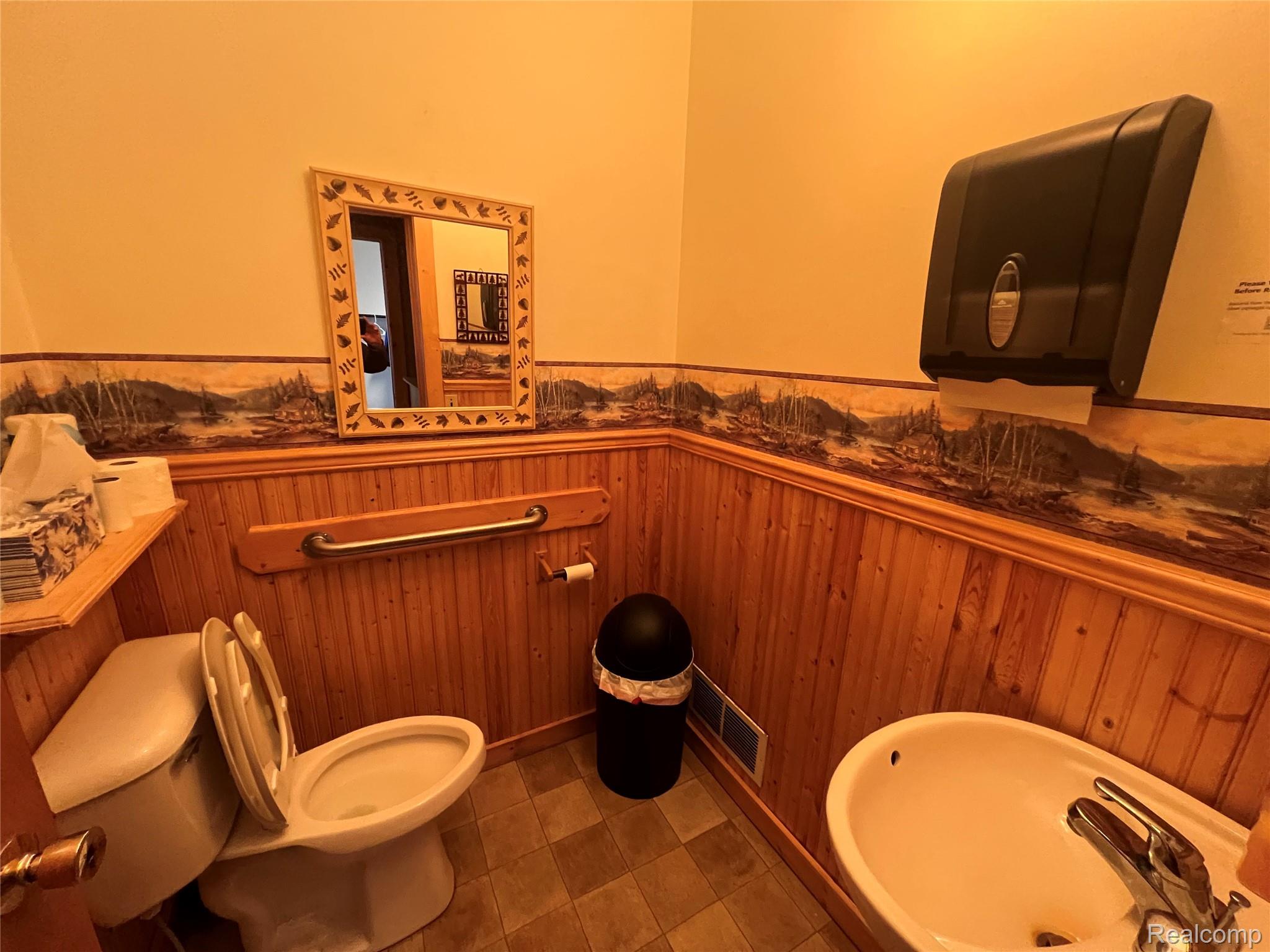 321 W John Street Property Photo 19