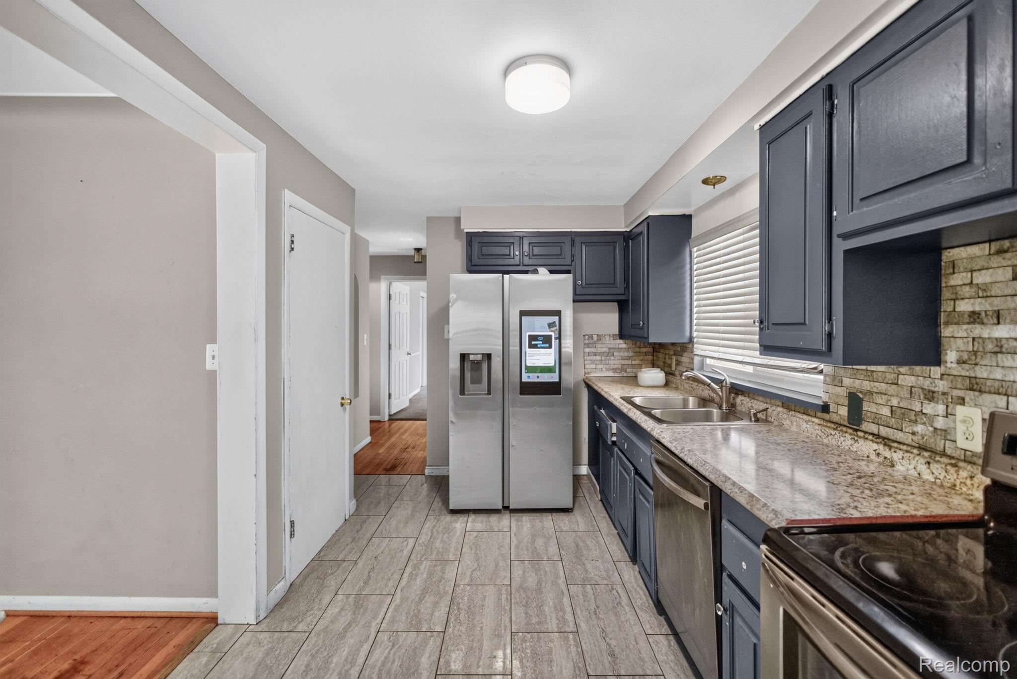 28025 Sunset Boulevard Property Photo 5