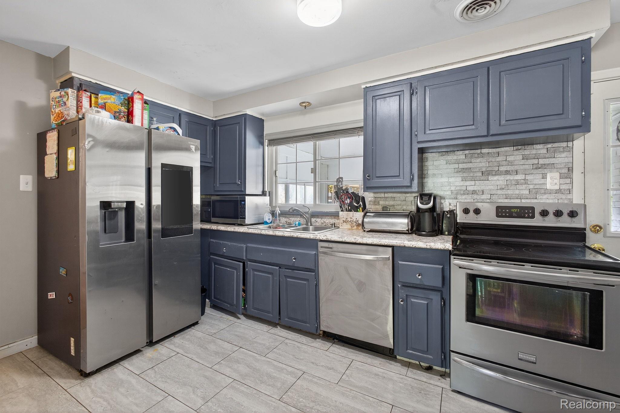 28025 Sunset Boulevard Property Photo 9
