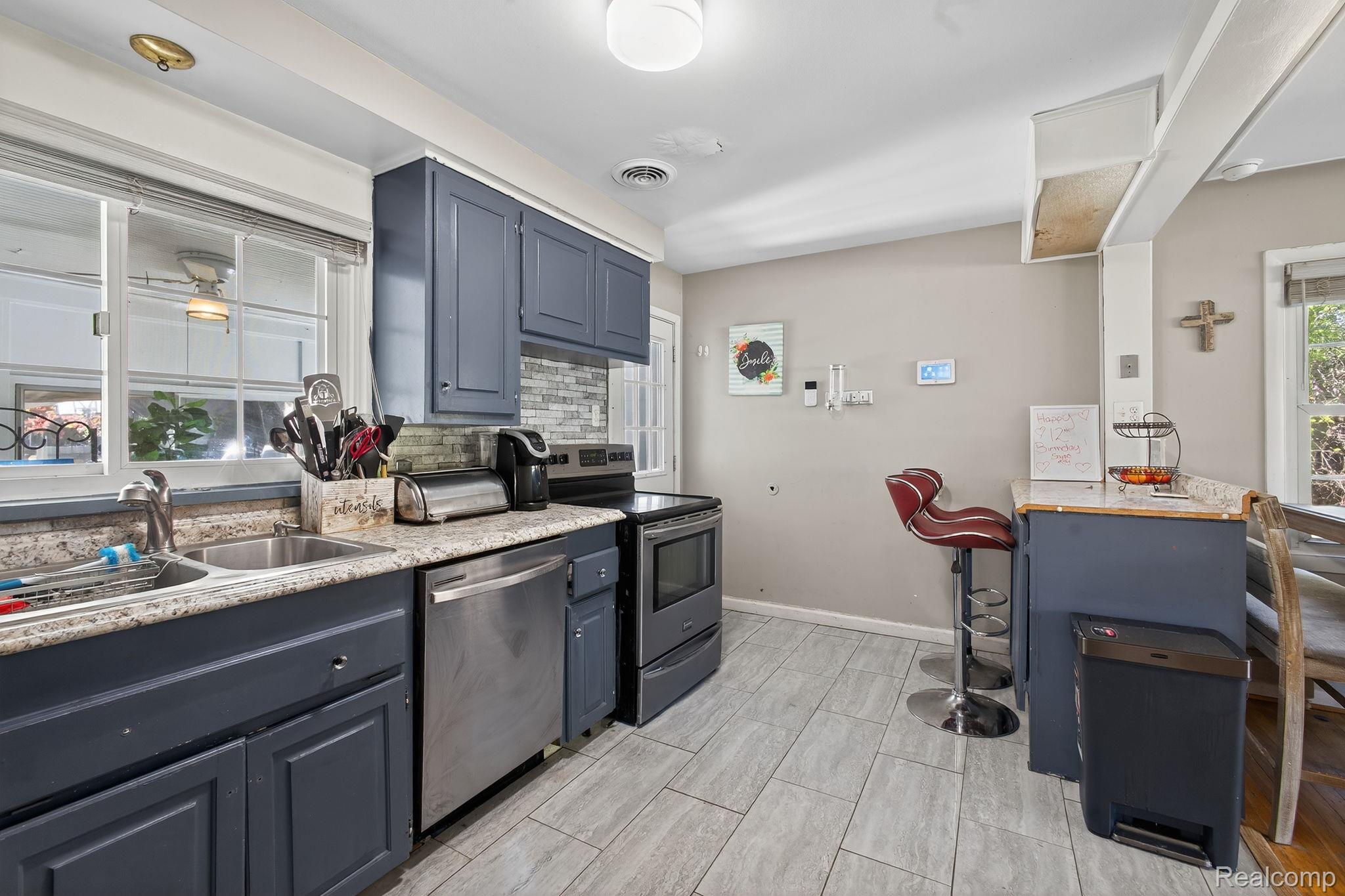 28025 Sunset Boulevard Property Photo 11