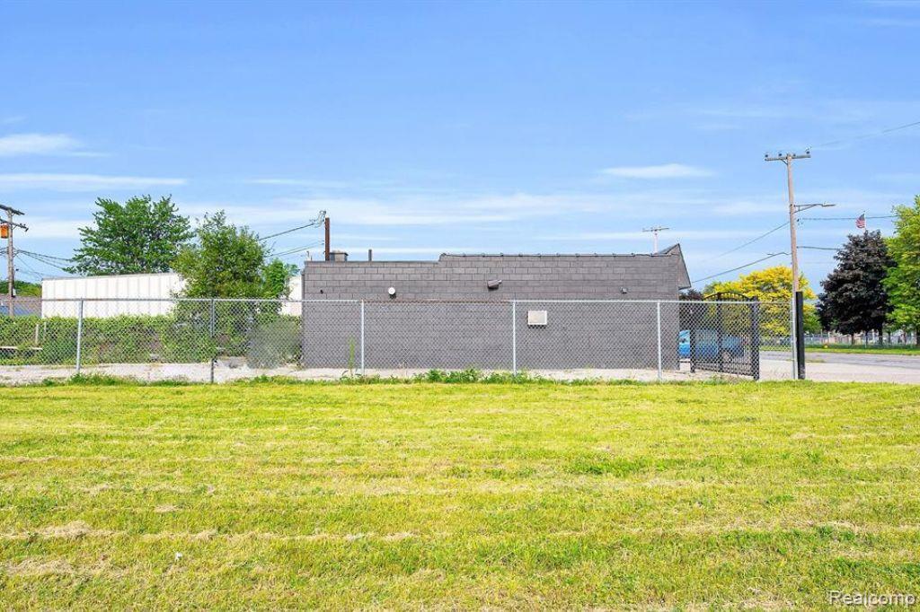 15615 E 10 Mile Road Property Photo 6