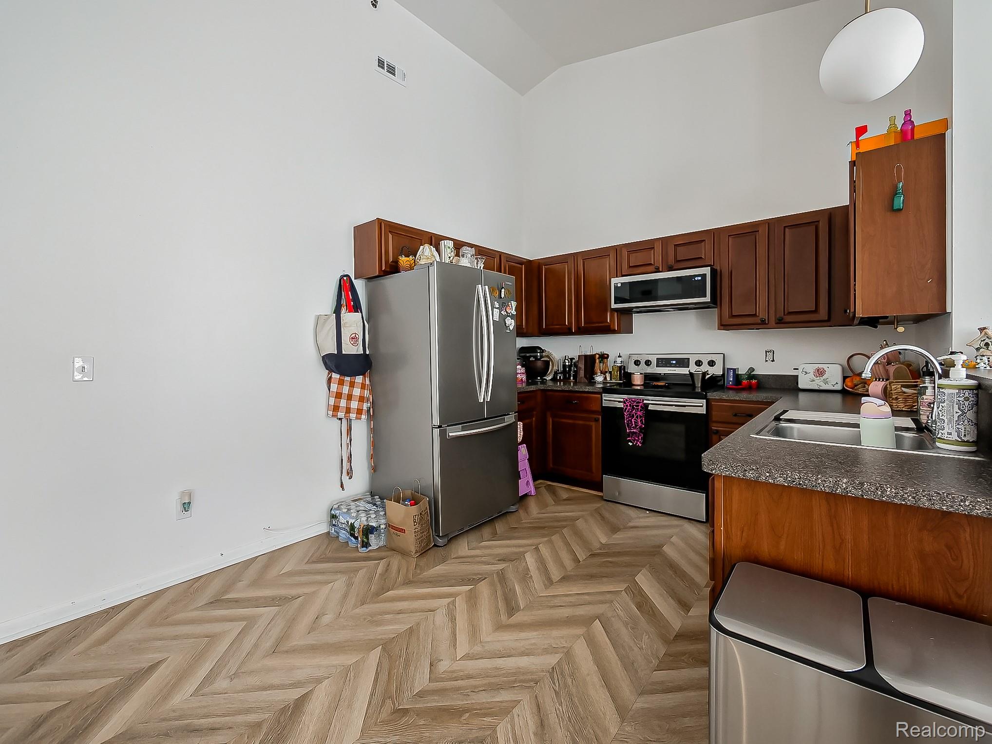 14520 Vauxhall Property Photo 2