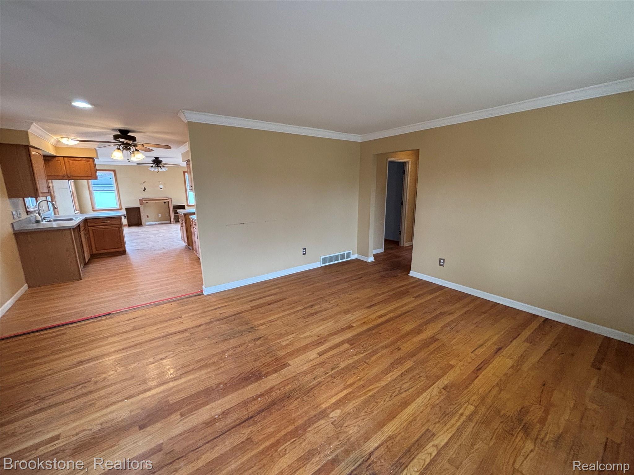 15435 Cameron Street Property Photo 2