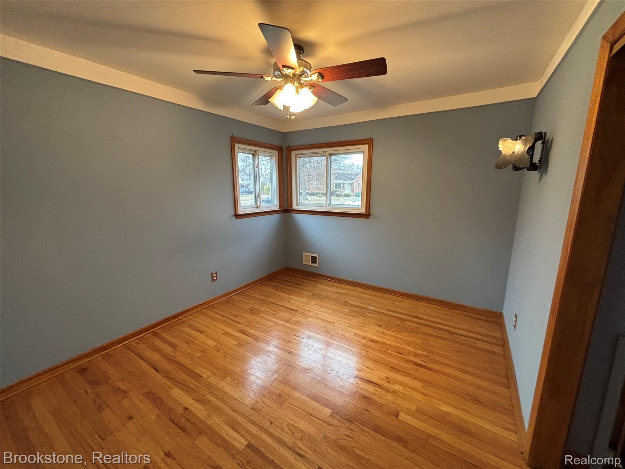 15435 Cameron Street Property Photo 11